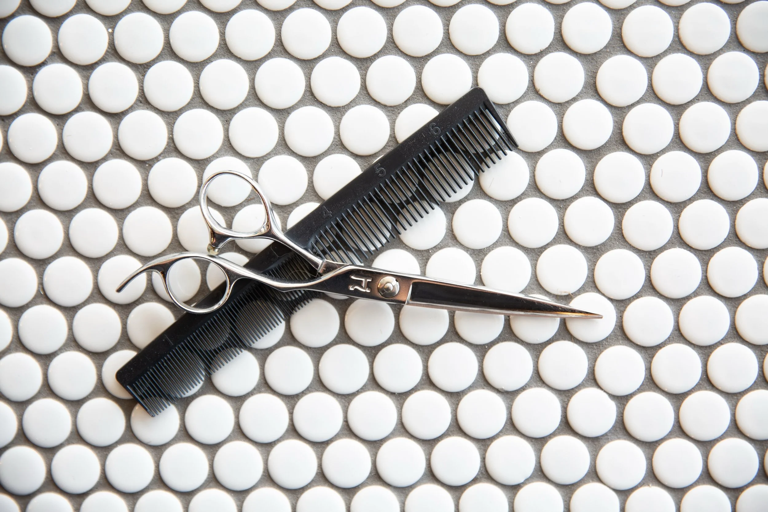 The details matter. Every cut starts with craftsmanship.  #BARBOUR3
#NashvilleBarber
#NashvilleHair
#BarberLife
#MensStyle
MensHair