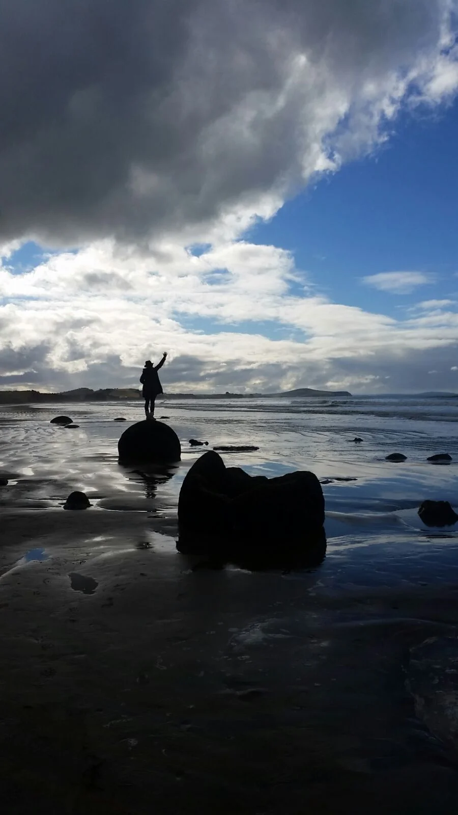 Moeraki Boulders, me and the sea... (PC: the lovely Giulia)