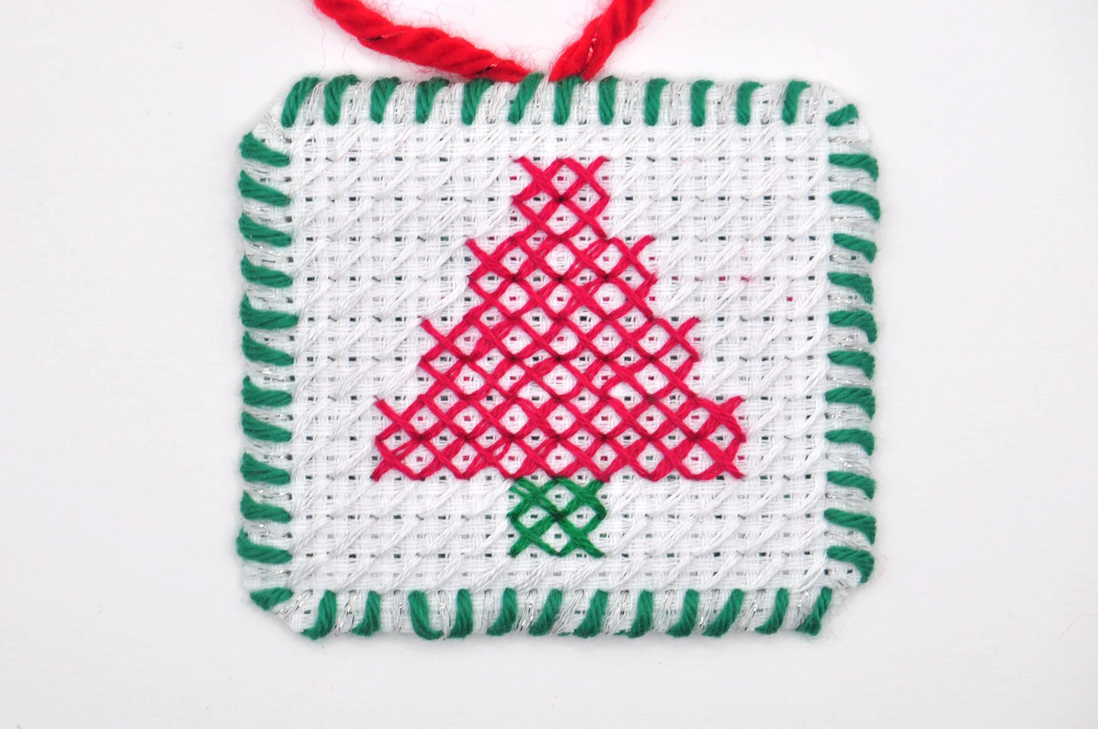 XMASTREE-ornament-red_green_silver.jpg