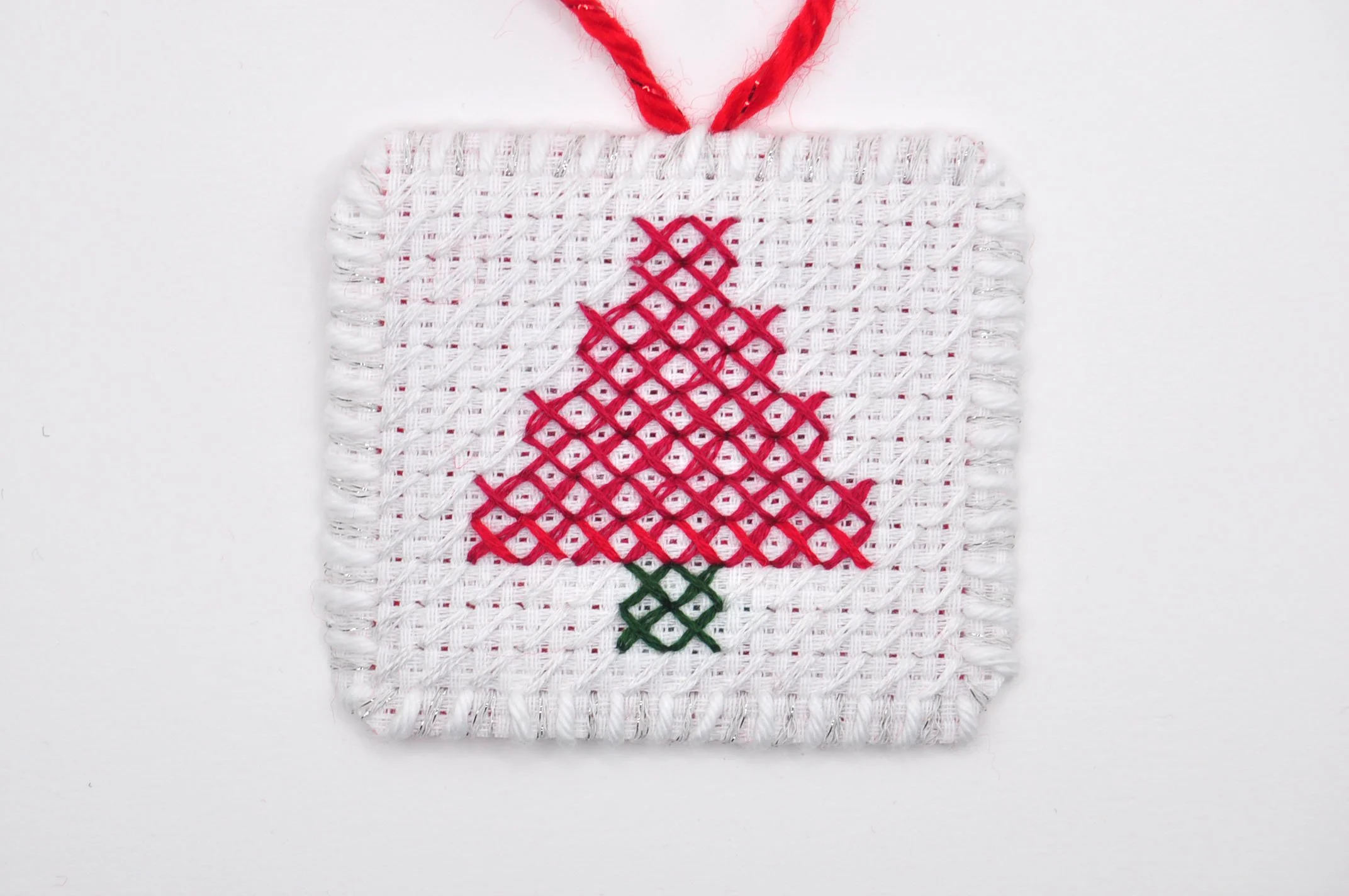 XMASTREE-ornament-red_white_silver.jpg