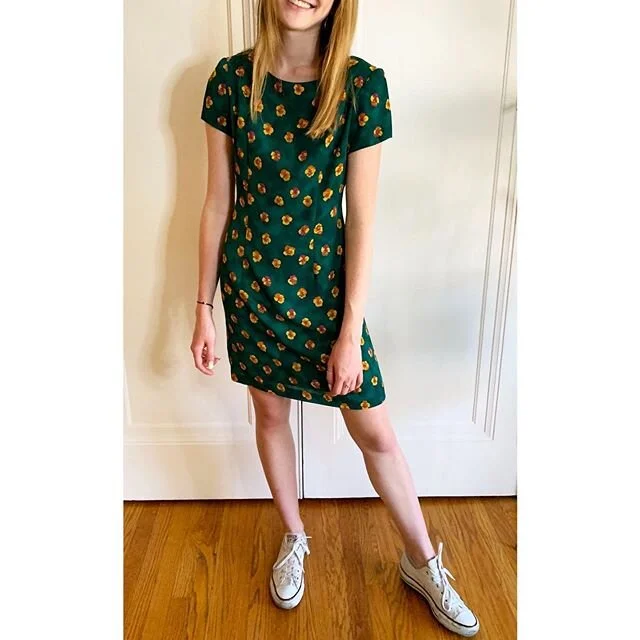 This is one of my favorite dresses. It&rsquo;s the Purrfect 90&rsquo;s throwback dress - best worn with a pair of converse or booties. Best Fit: M 6-8 depending on the desired fit. $58 + Free shipping .
.
.
.
To purchase DM or go directly to link in 