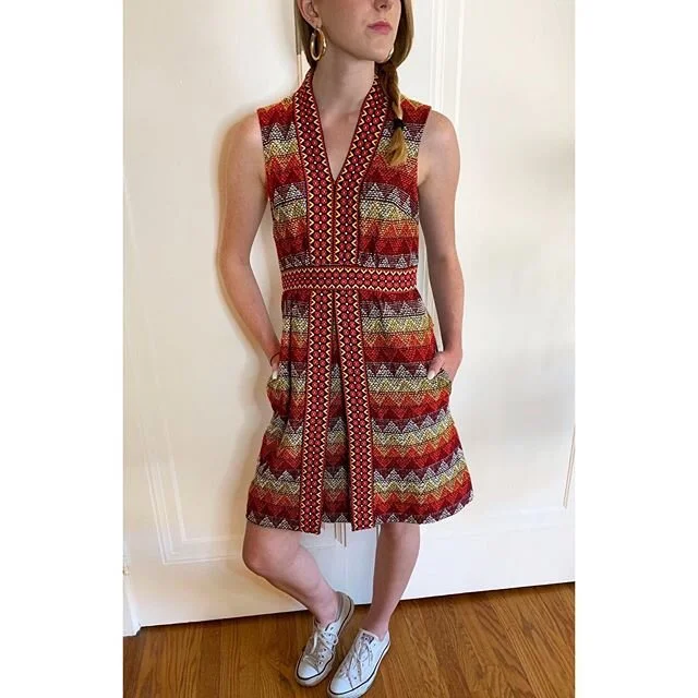 What gal doesn&rsquo;t love a dress with pockets? This dress brings all the sunshine and rainbow spirit of the 70&rsquo;s. Cotton and rug-like material. Non-stretchy and A-line and fabulous. Best Fit:&nbsp; xs-m or 2-6 depending on the desired fit. $