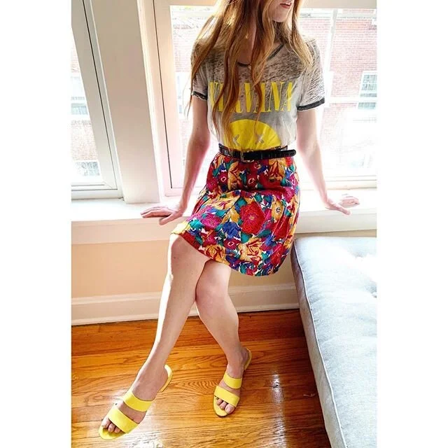 Bright punch of florals, high waisted, pleated, and fabulous.  Front button with half zip on front. Best Fit: s-m 2-8 depending on desired fit $39 + Free shipping
.
.
.
.
.
.
.
.
.
.
To purchase DM @zeldavine or go directly to link in bio
.
.
.
.
.
.
