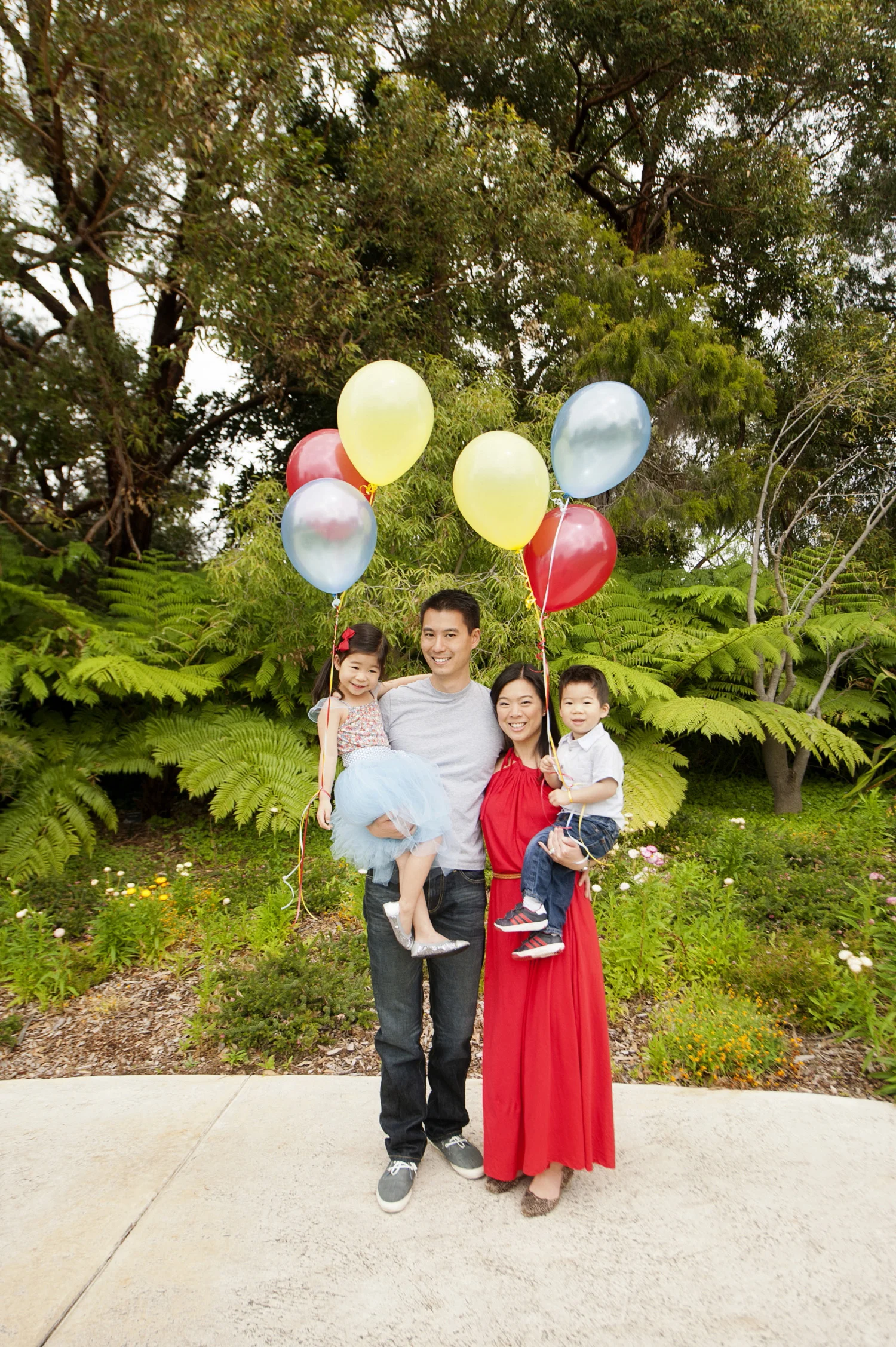 family portrait in kings park perth with helium balloons