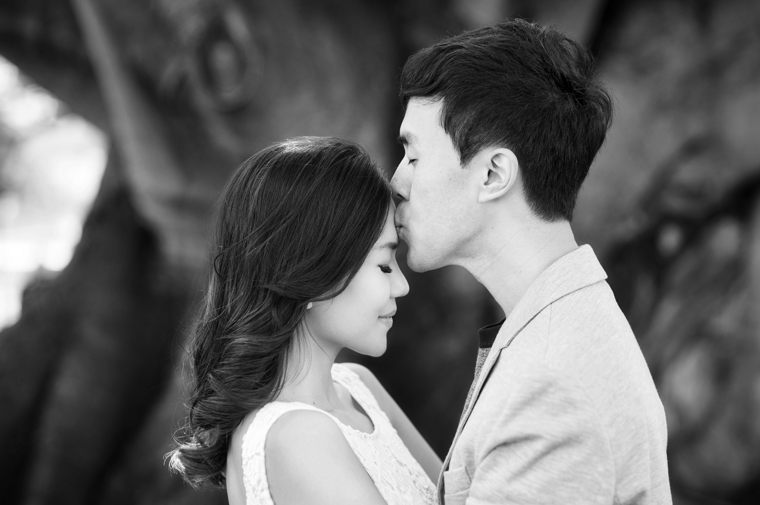natural candid black and white perth engagement photography hyde park