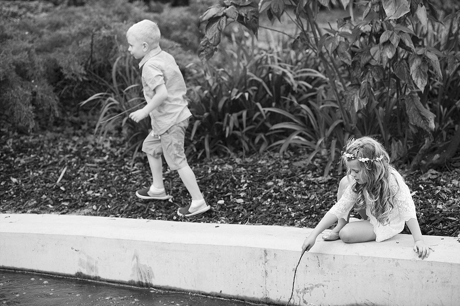 66 children playing at perth wedding black and white 069.jpg
