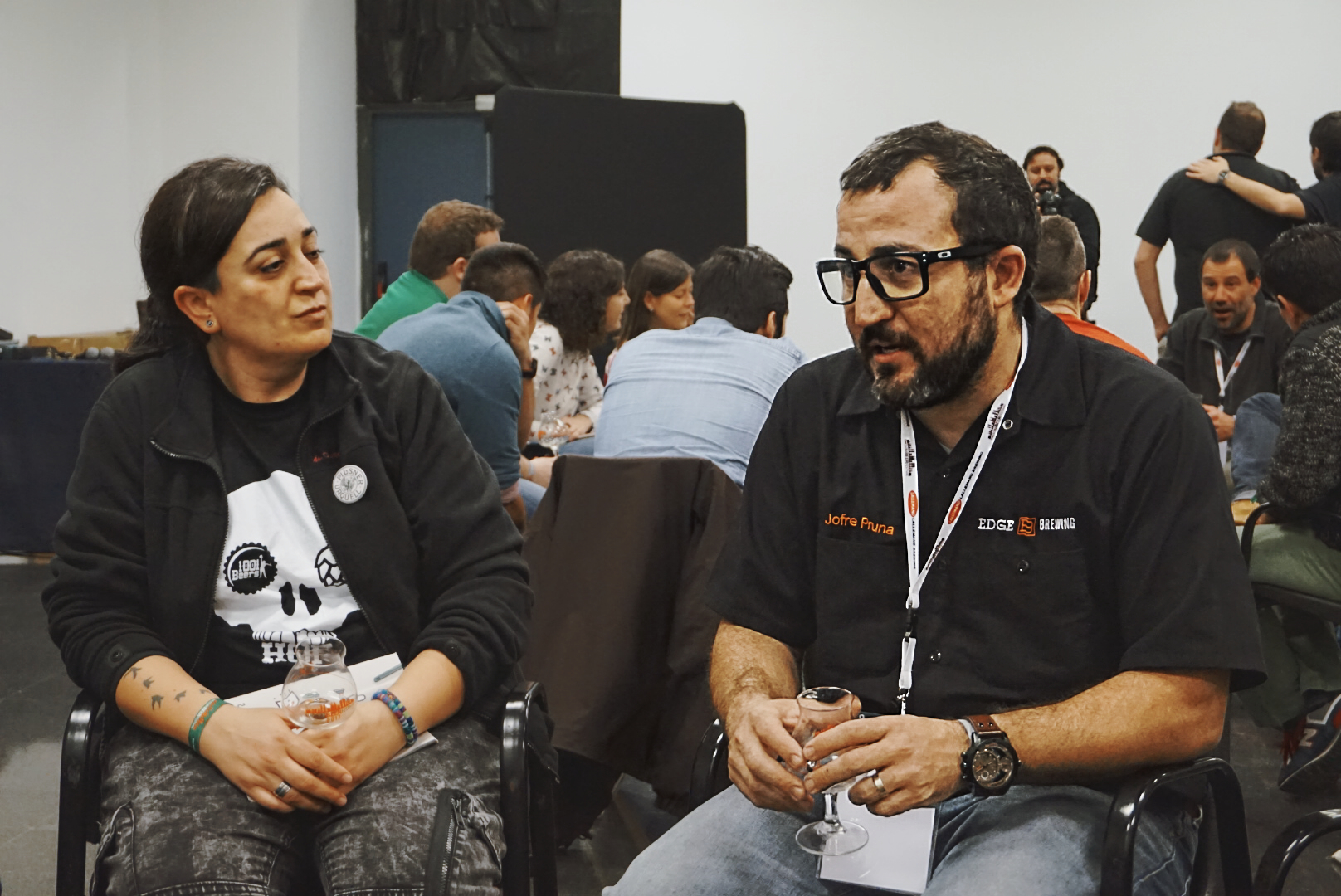 Jofre Pruna, de Edge Brewing, presentando la Pale Ale elaborada para el festival en representación del elemento lúpulo.
