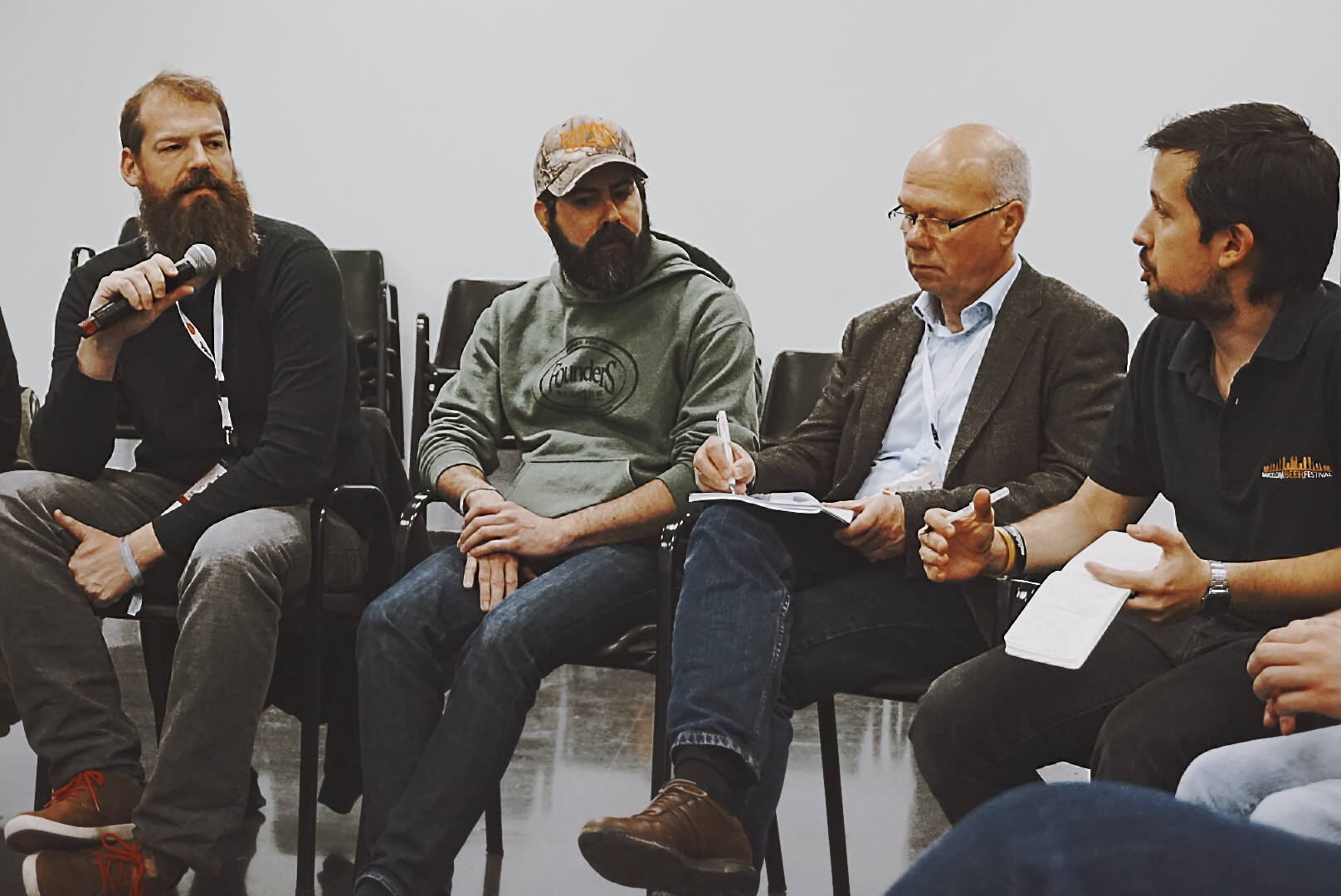 Sami Claret de Nomada Brewing Company, Tim Traynor de Founders Brewing Co., Ernst Faltermeier y Joan Villar-i-Martí, en pleno debate.