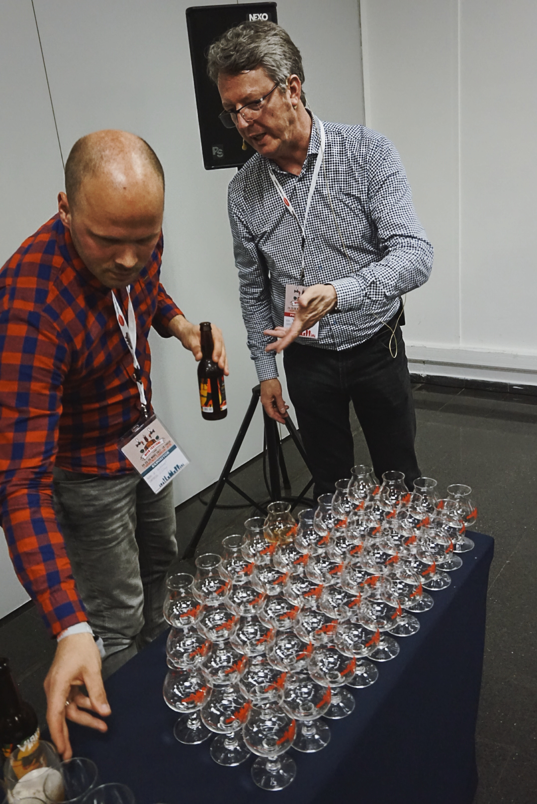Kevin Vollebregt y Derek Walsh sirviendo ViaKrucis, una India Pale Ale de La Pirata, en las copas AnDer 1.0.