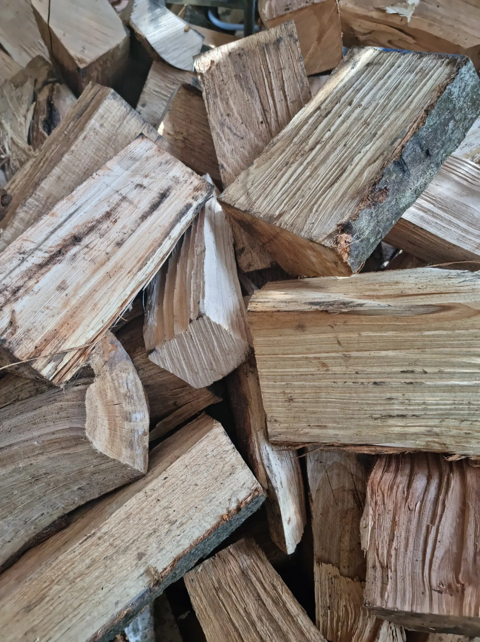 Fairlie Woodfuels Kiln dried hardwood & softwood, kindling, net bags