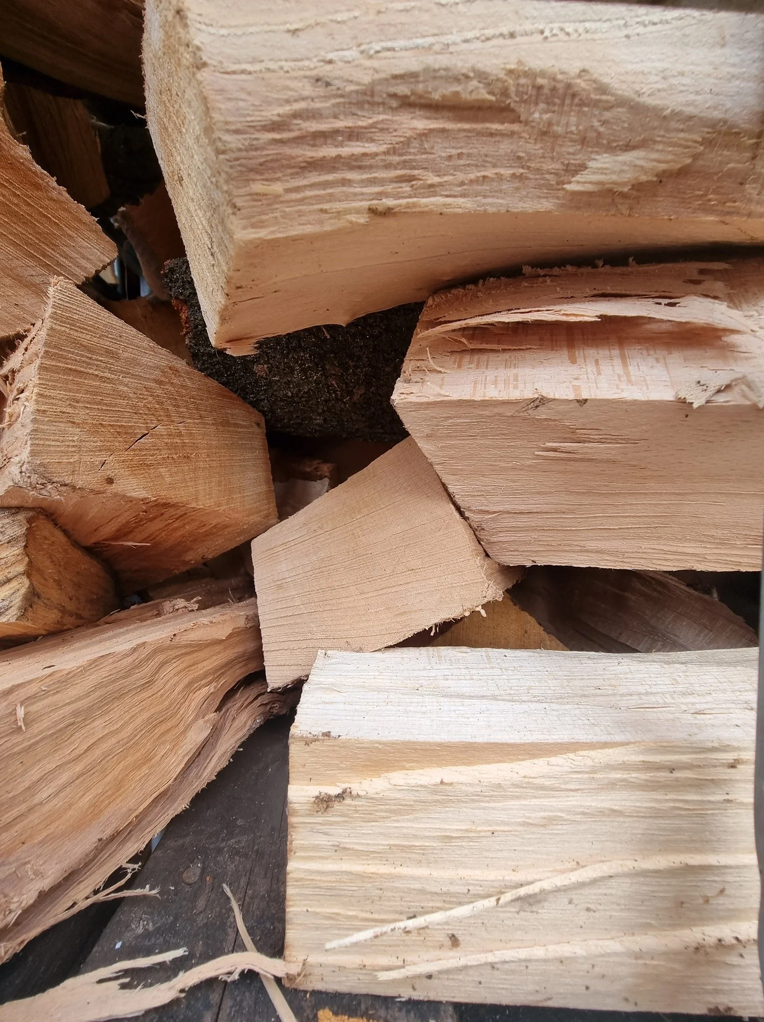 Fairlie Woodfuels Kiln dried hardwood & softwood, kindling, net bags