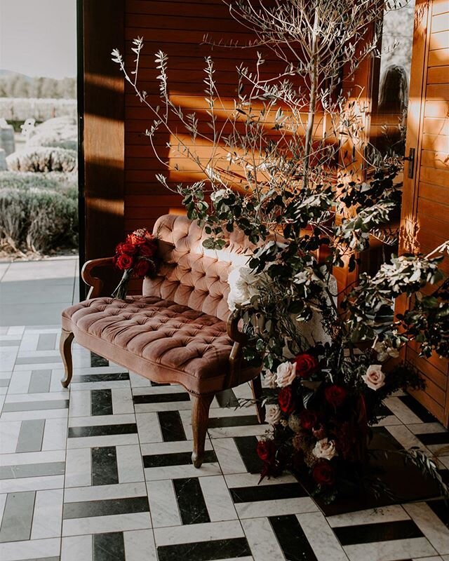 Styled to the tens by @laurelandlace at @pialligoestate ready to #MeetTheMondons! Gorgeous cake by @fortytwocakes. Beautiful love seat by @ashdownandbee. 🌹