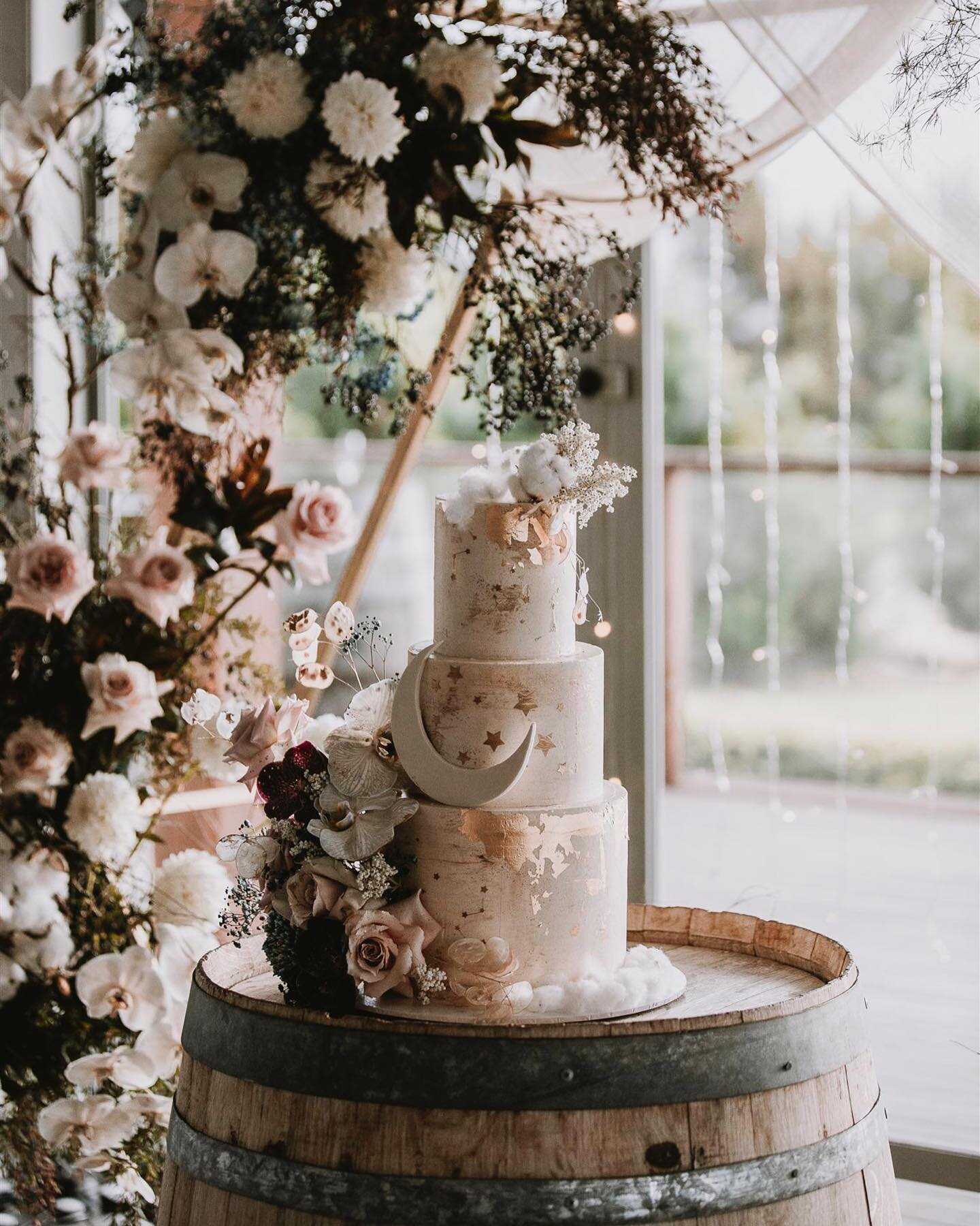 This absolute stunner of a cake creation was so perfectly paired with Bron + Deans &lsquo;sky full of stars&rsquo; thematic wedding, I couldn&rsquo;t stop taking photos - the intricacy and attention to detail is next level 😍 credit to cake genius @l
