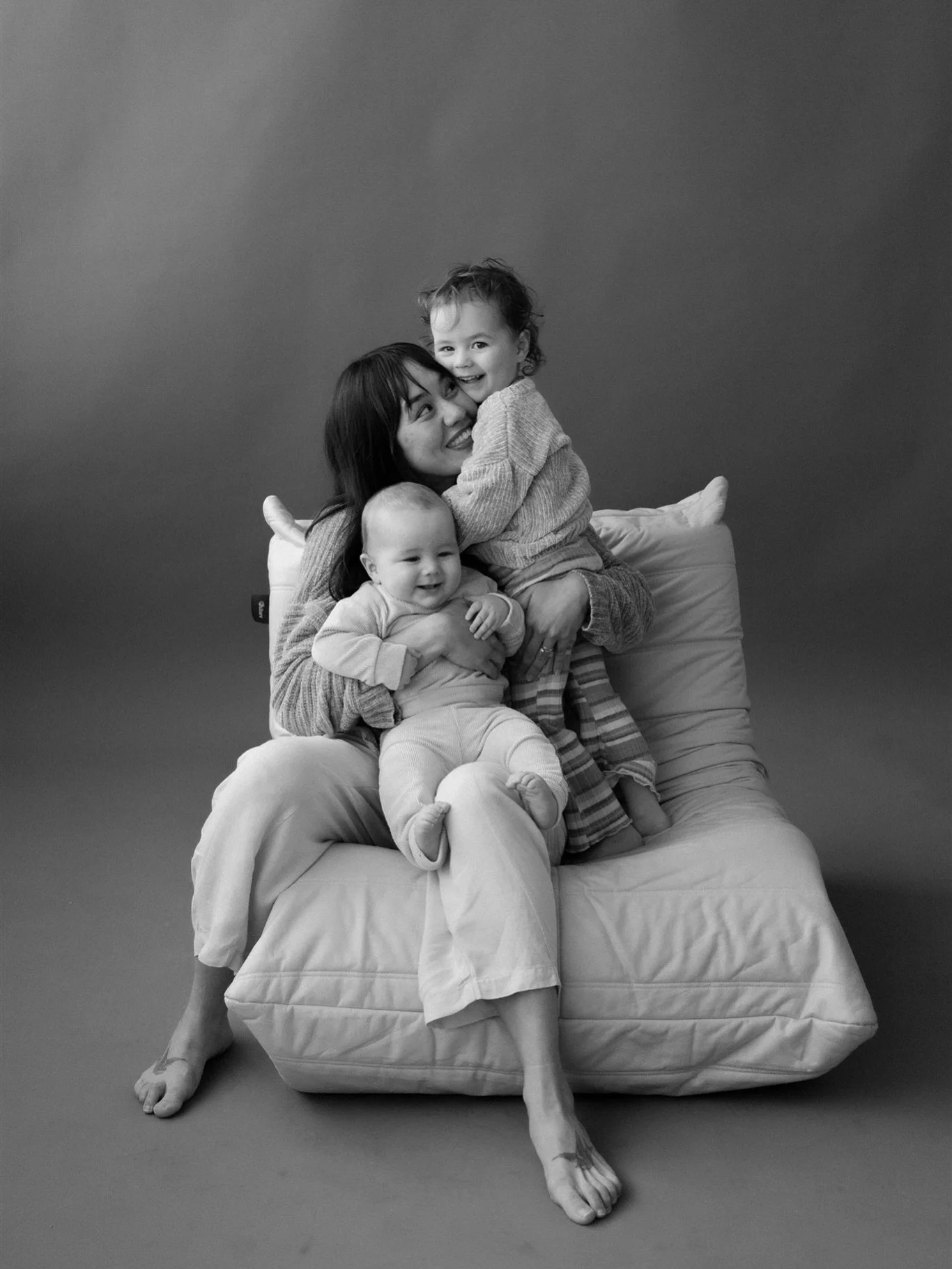 Something to put in your diary&hellip;
Studio Mini Sessions are back &mdash; and this time, they&rsquo;re perfectly timed for gifting.
📅 Saturday 13 June
📍 Bellevue Studio
Warm, timeless, and set in a beautifully cosy studio. Booking opens soon.
DM