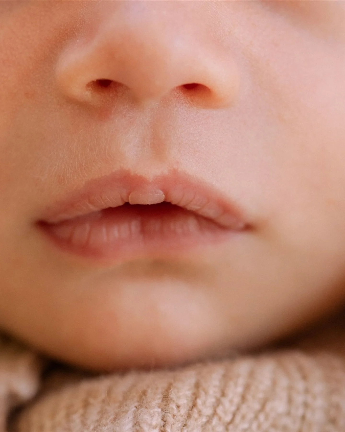 Oli and the most perfect little lips 🤍 One question many clients ask is &ldquo;when is the best time for newborn photos?&rdquo; Truthfully, there is no right or wrong. Every stage has its own kind of magic, and I know first hand that the postpartum 