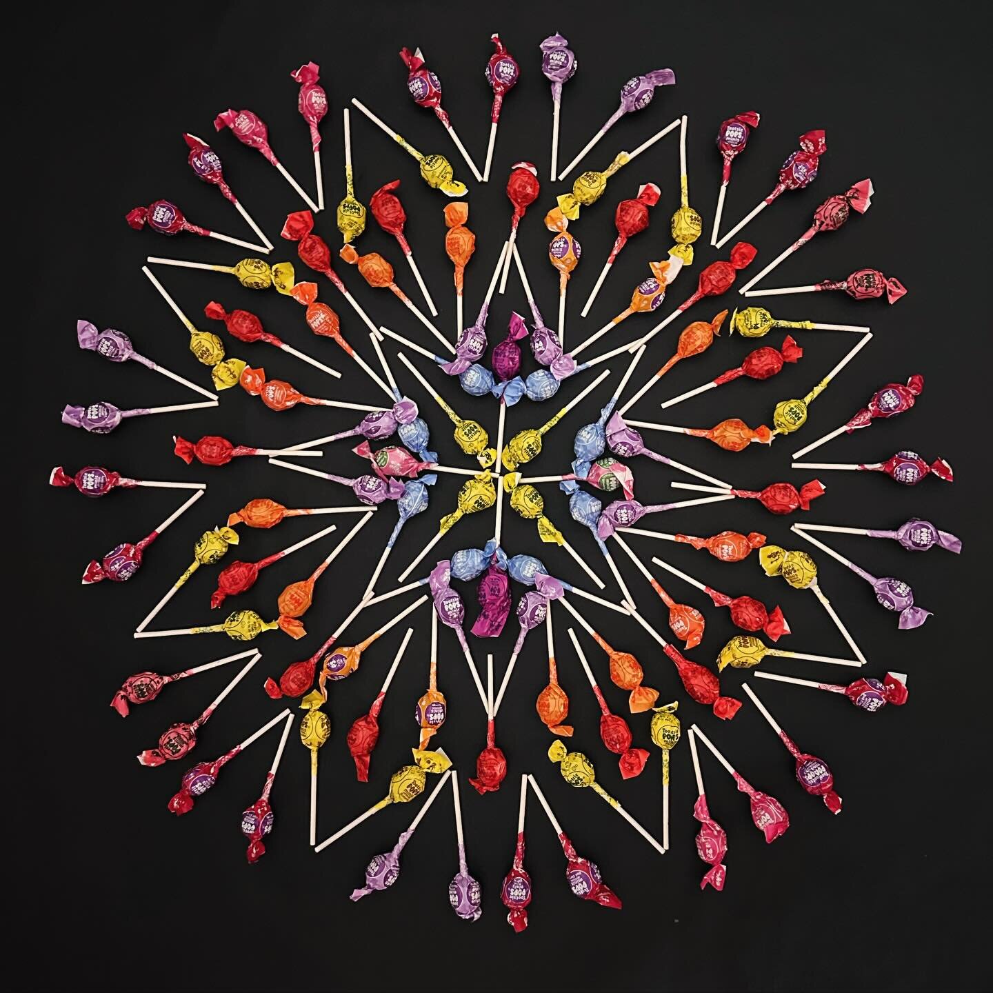 How many licks to get to the center?

#candy #lollipop #mandala #foodmandala #mandalasbyrubi #tootsiepop @tootsieroll