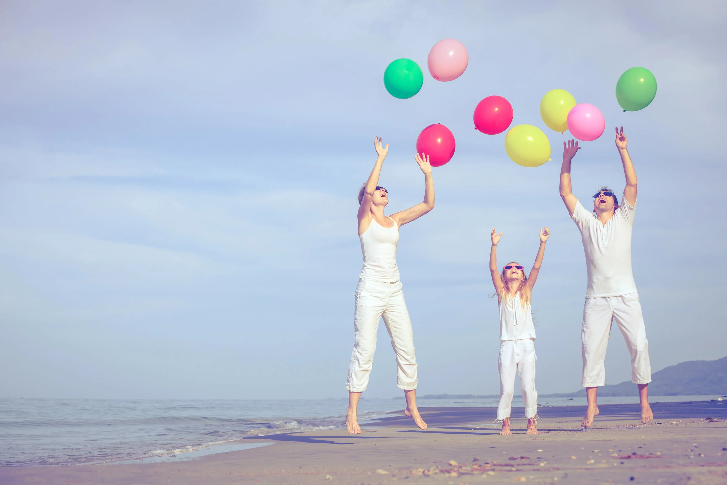 EGT pic famille plage balon copy.jpg