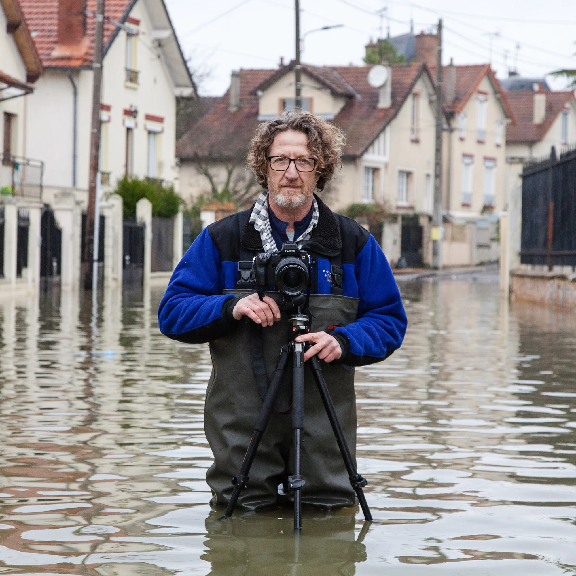 Portrait du photographe Gideon Mendel qui photographie les crues et inondations dans le monde entier pour son projet "Drowing World". A Villeneuve Saint Georges (Val de Marne), pendant la crue de la Seine. Janvier 2018