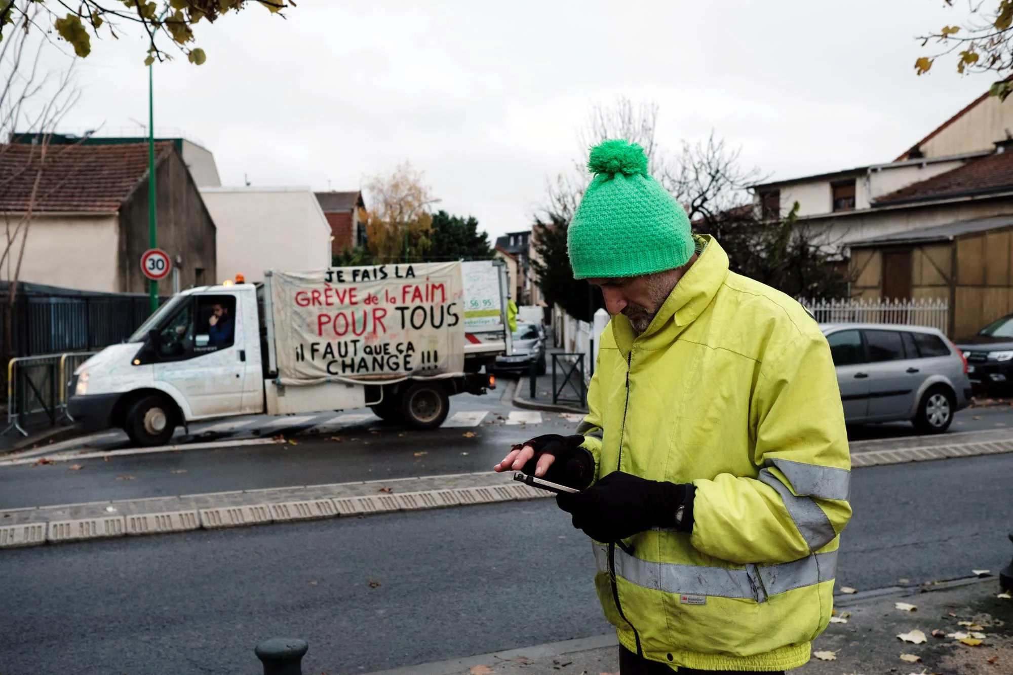 Patrick  marche sur les bords de Seine en direction de Paris. Il regarde souvent son GPS sur son téléphone afin de se repérer. Depuis le début de son départ, il est suivi par David qui conduit le camion de Patrick, élagueur en Bourgogne. Son véhicul