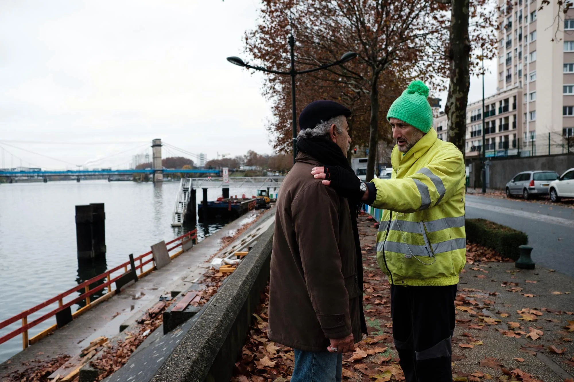  Patrick discute avec un riverain de Choisy-le-Roi, sur les bords de Seine en direction de Paris. Sur la route de nombreuses personnes l’ont interpelé pendant sa marche pour le soutenir. Il s’arrête régulièrement de manière spontanée pour parler avec