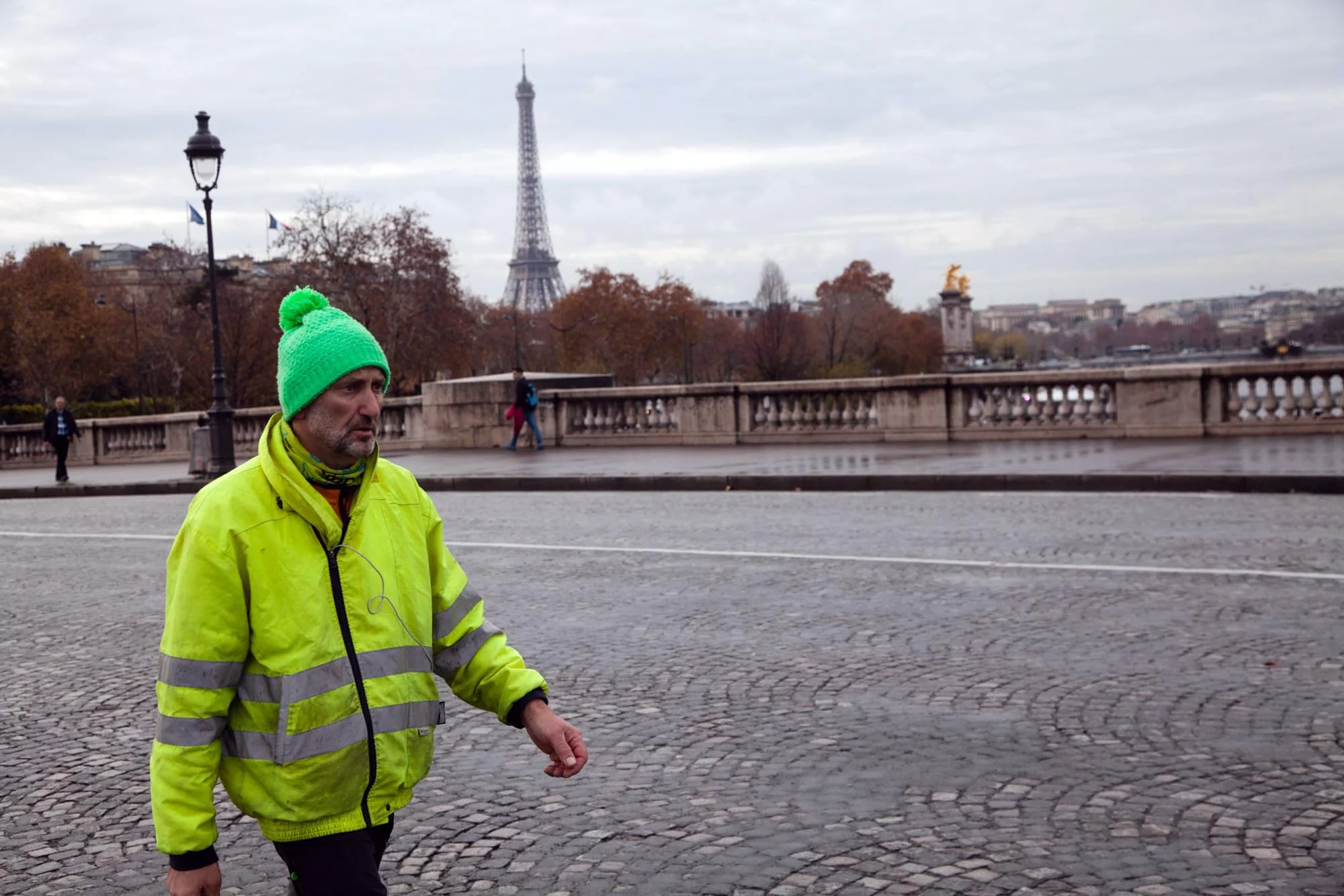  Patrick marche sur le pont de la Concorde en direction du palais de l'Elysée. Il parcours le dernier kilometre de son périple dans le but de rencontrer Emmanuel Macron. Quelques jours auparavant, il avait prevenu l'Elysee par email de sa venue et de