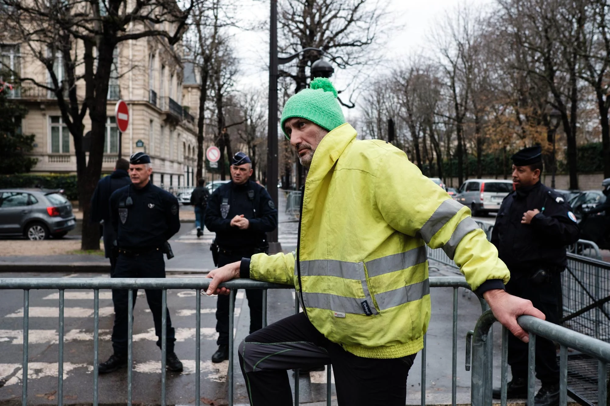  Arrivee devant le dispositif policier protégeant l'Elysee, Patrick reste bloqué par la police. Il avait prévenu de sa venue en envoyant un email au service de presse de l’Elysée qui ne lui a jamais répondu. Paris. 28 Novembre 2018 