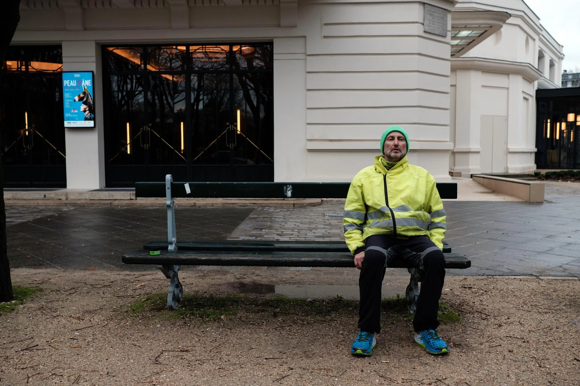  Patrick se repose sur un banc pres du palais de l'Elysée. La police vient de l'arreter aux abords de l'avenue Marigny. Il profite de l'attente pour s'assoir après avoir marché les 25 derniers kilomètres de sa longue marche depuis Chalon-sur-Saône. P