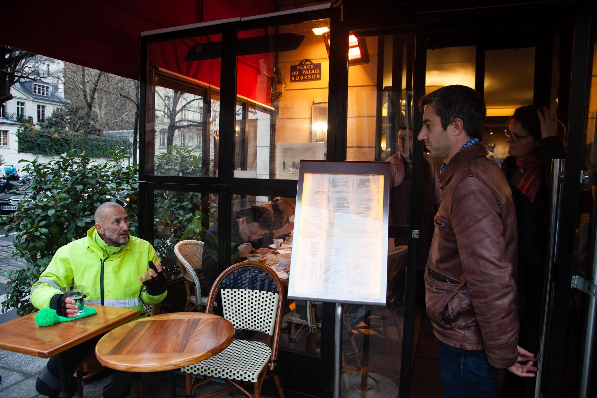  Patrick dans un café, boit un verre d'eau, en face de l'Assemblee nationale discute avec le députe Francois Ruffin. Il est toujours en grêve de la faim commencée le 19 novembre 2018. Paris. 28 Novembre 2018 