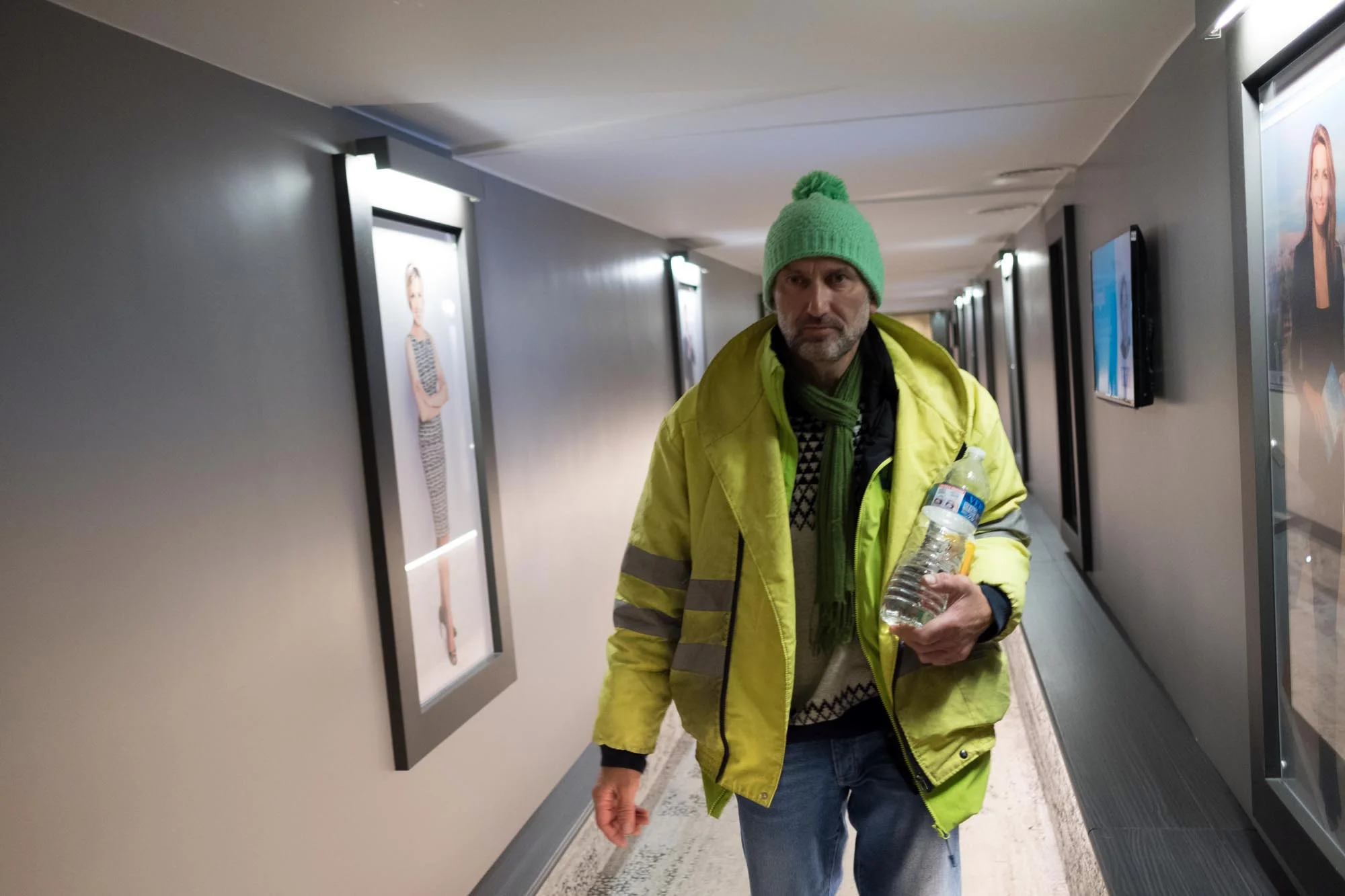  Patrick  dans les couloirs de la chaine d'information en continue LCI. il se prépare à monter sur le plateau de l’émission TV Audrey and CO, de Audrey Crespo-Mara pour une interview en direct. De nombreux médias l'ont contacté suite à son entretien 