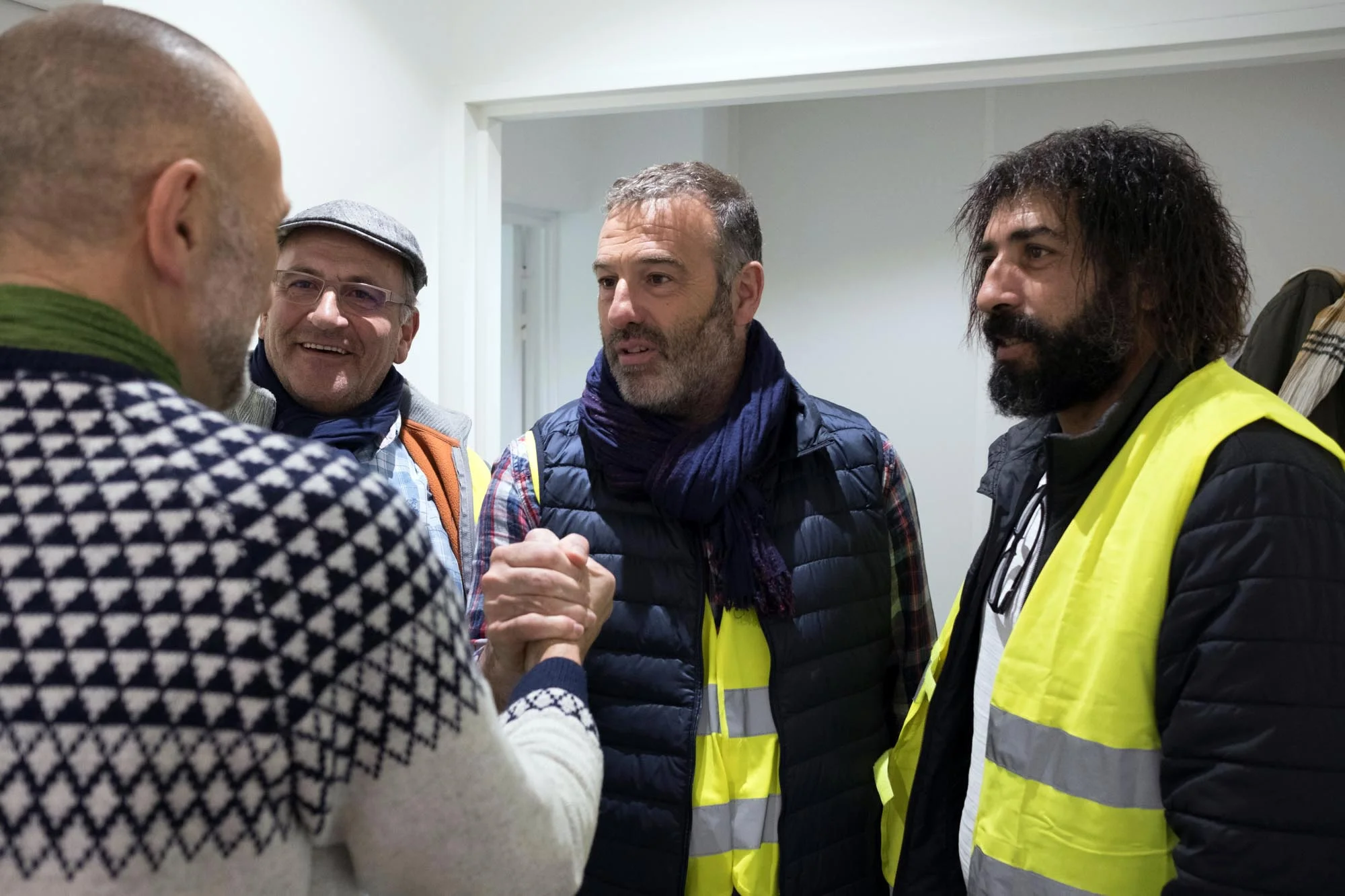  Patrick après le plateau de l’émission TV Audrey and CO sur LCI. Rencontre avec Christophe Chalenson et Djamel Tobal, représentant des “Gilets Jaunes” venus du Vaucluse dans les couloirs de la chaine. Boulogne Billancourt. 30 novembre 2018   