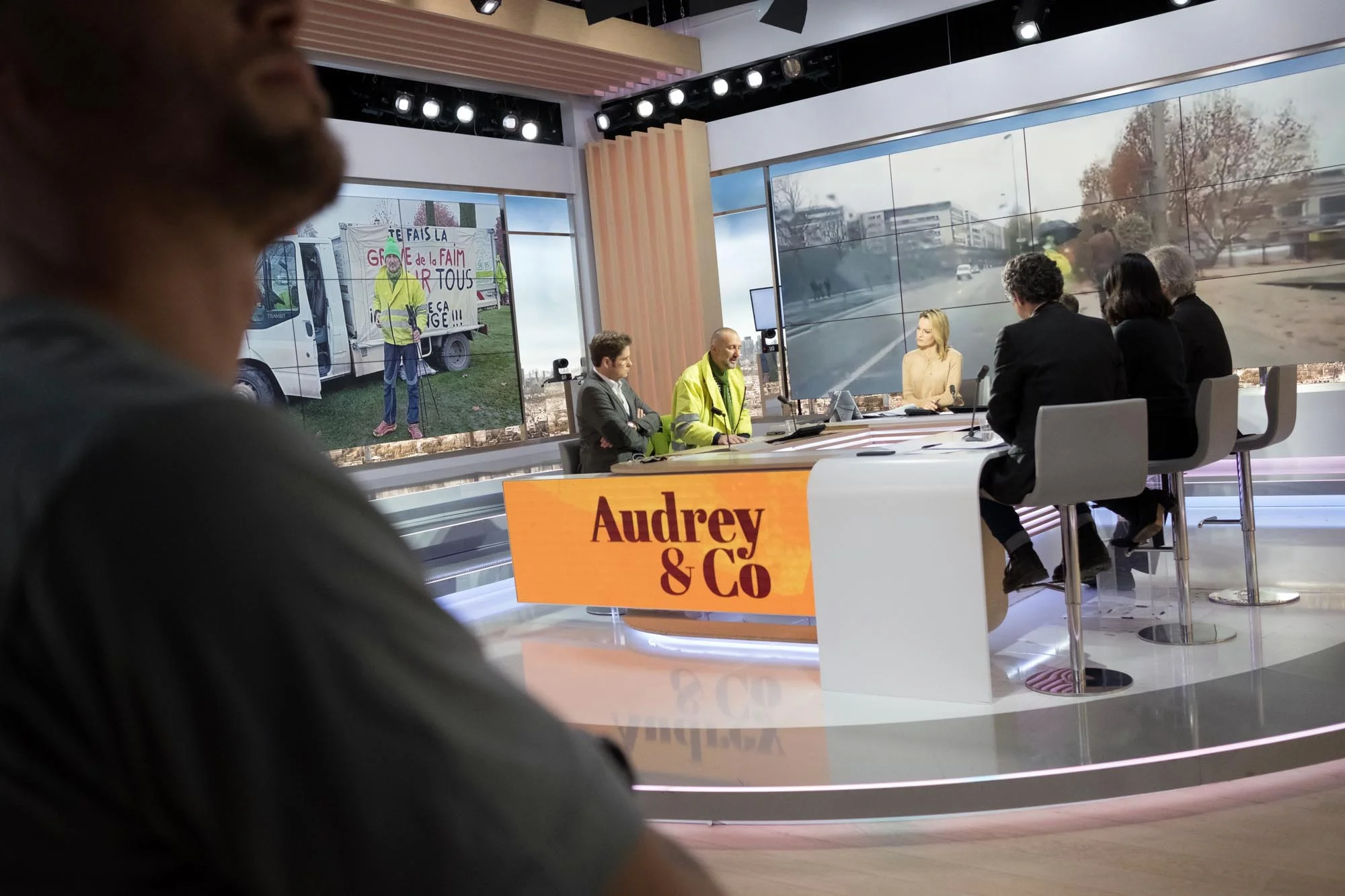  Patrick raconte aux journalistes son histoire et sa rencontre avec le Premier ministre. Plateau de l’emission tv Audrey and CO, de Audrey Crespo-Mara sur LCI pendant une interview en direct. Boulogne Billancourt. 30 novembre 2018. 