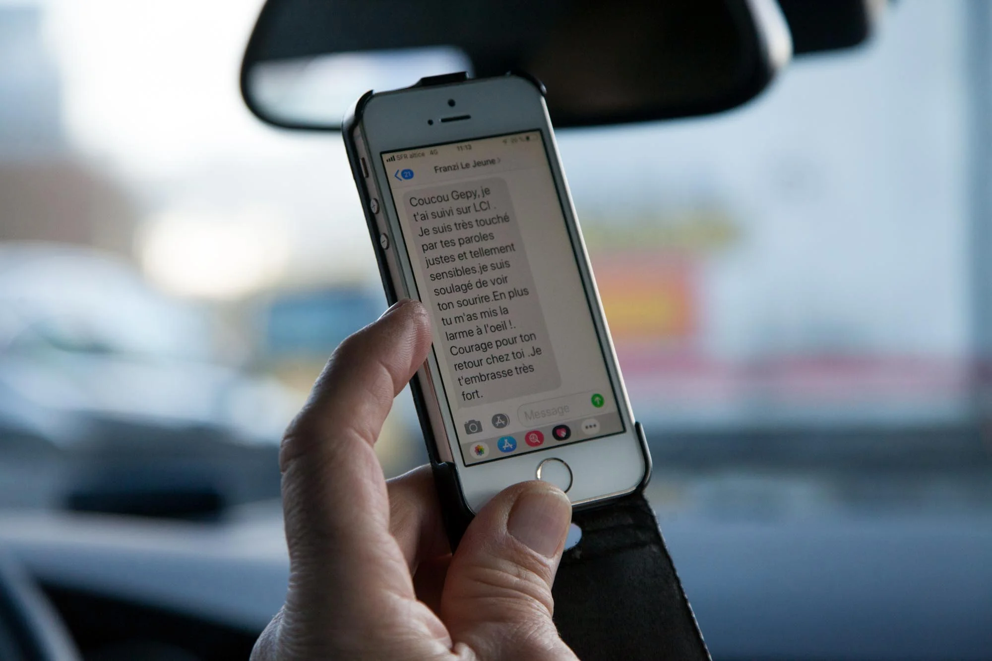  Après son plateau tv en direct sur LCI, Patrick reçoit des messages de soutien des ses amis sur son téléphone portable. Paris, 30 novembre 2018.  