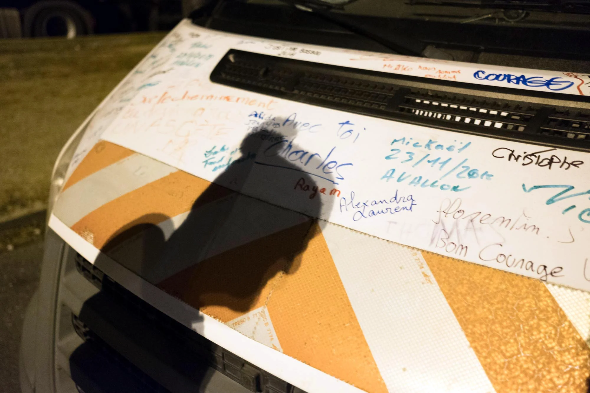  Patrick fait une pause sur l'autoroute vers Beaune depuis Paris avant de rentrer chez lui. Un ami est venu le chercher en train pour conduite son camion et le ramener dans sa maison à Cheilly les Marranges. Autouroute A6 vers la Bourgogne. 30 novemb