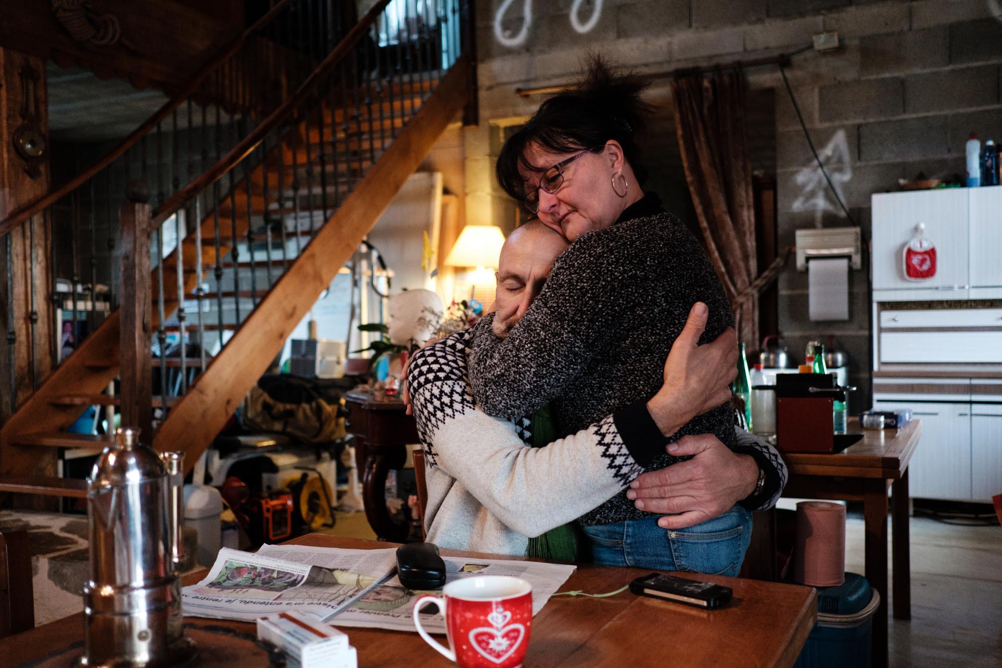  Patrick sert sa femme dans ses bras dans leur maison à Cheilly les Maranges. Il a décide de ne pas être porte-parole des “Gilets jaunes”. Son action devrait s'arrêter là pour lui. Il souhaite redevenir anonyme après avoir allumé une lueur d'espoir p