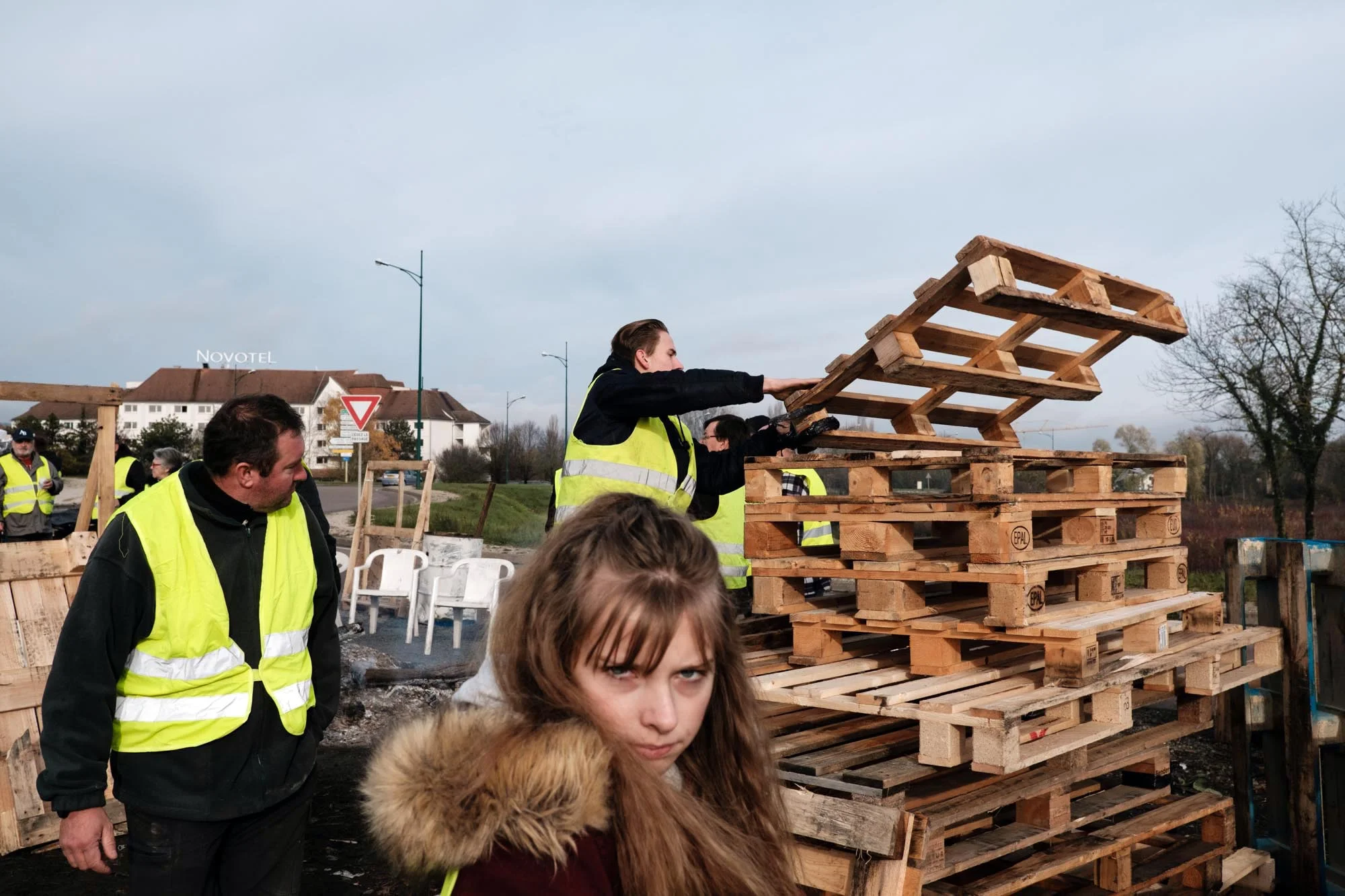  Mobilisation des gilets jaunes au rond point de l'autoroute de Beaune (Bourgogne) . Patrick vient d"‘arriver au rond point de l’autoroute pour rencontrer les gilets jaunes toujours mobilisés. Beaune. 01 decembre 2018 