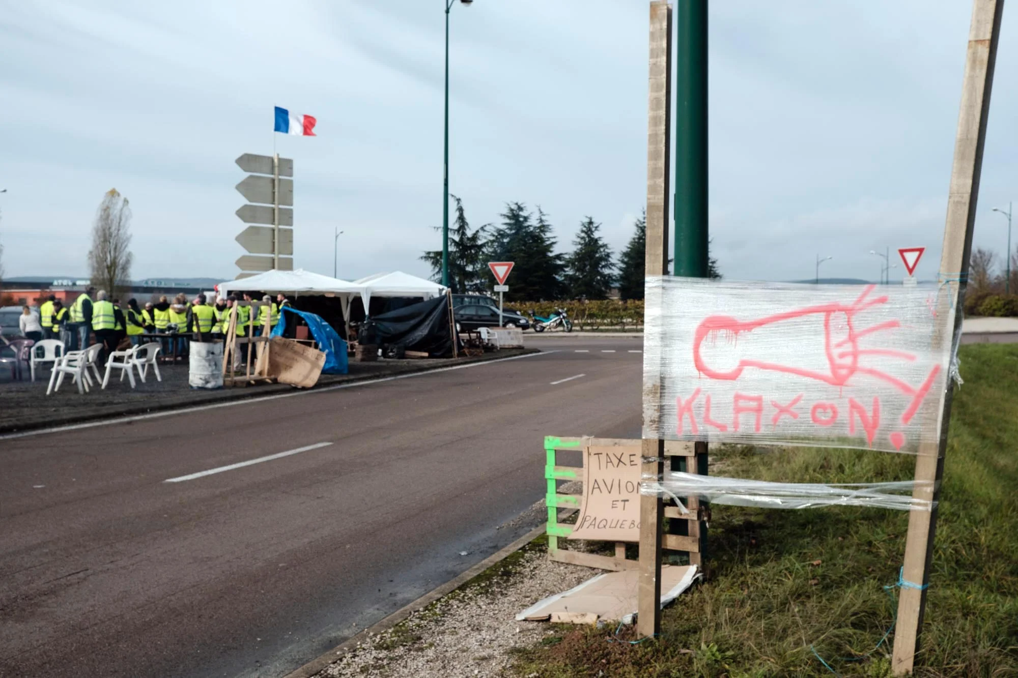  Beaune. 01 decembre 2018  Mobilisation des gilets jaunes au rond point de l'autoroute de Beaune (Bourgogne) Patrick de Perglas (dit Gepy) vient saluer les gilets jaunes de Beaune apres son retour de Paris la veille. 