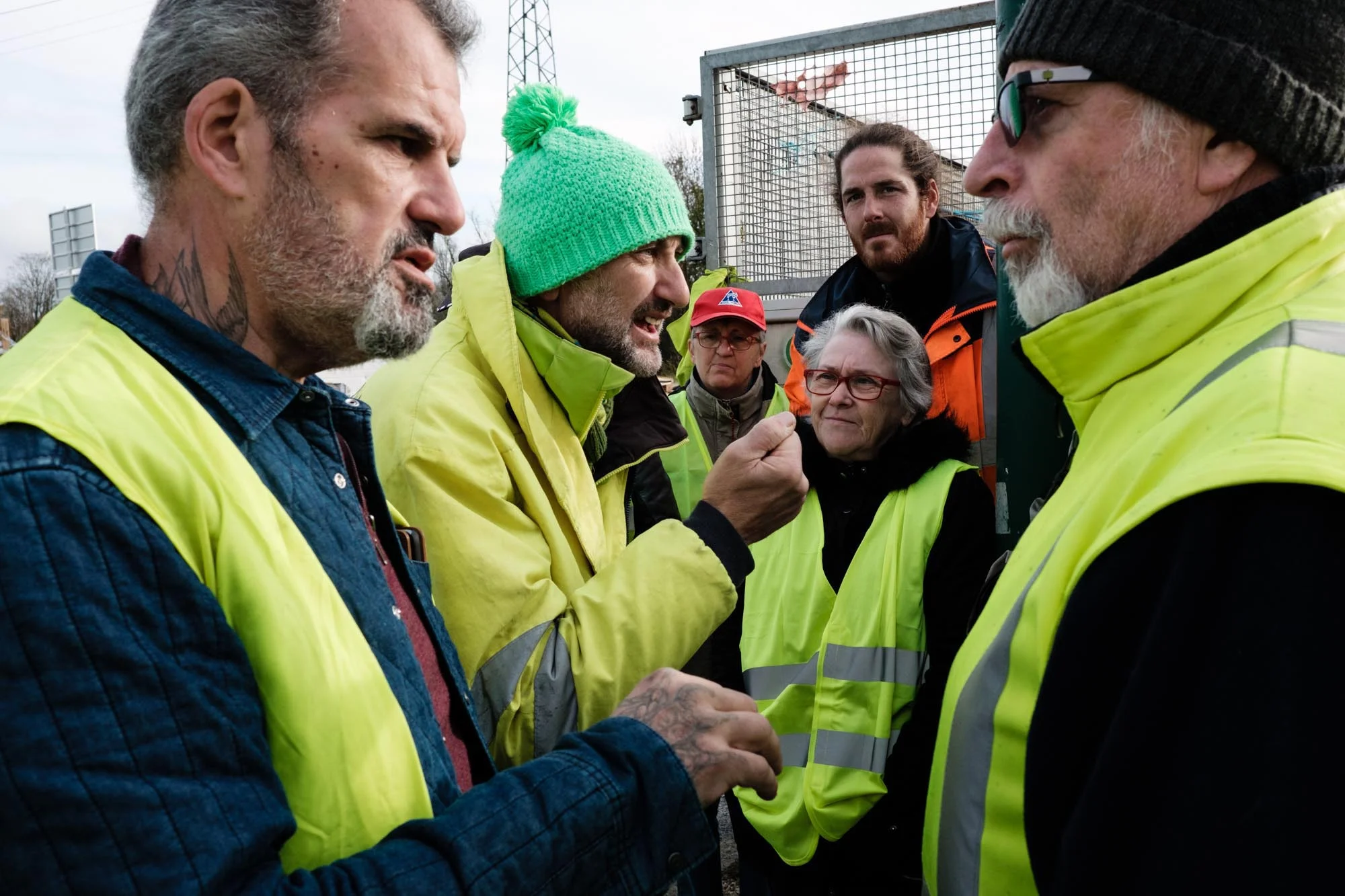  Patrick de Perglas (dit Gepy) avec les gilets jaunes de Beaune au rond-point de la sortie de l’autoroute. Il raconte sa marche et sa rencontre avec le Premier Ministre Edouard Philippe. Beaune. 01 decembre 2018 