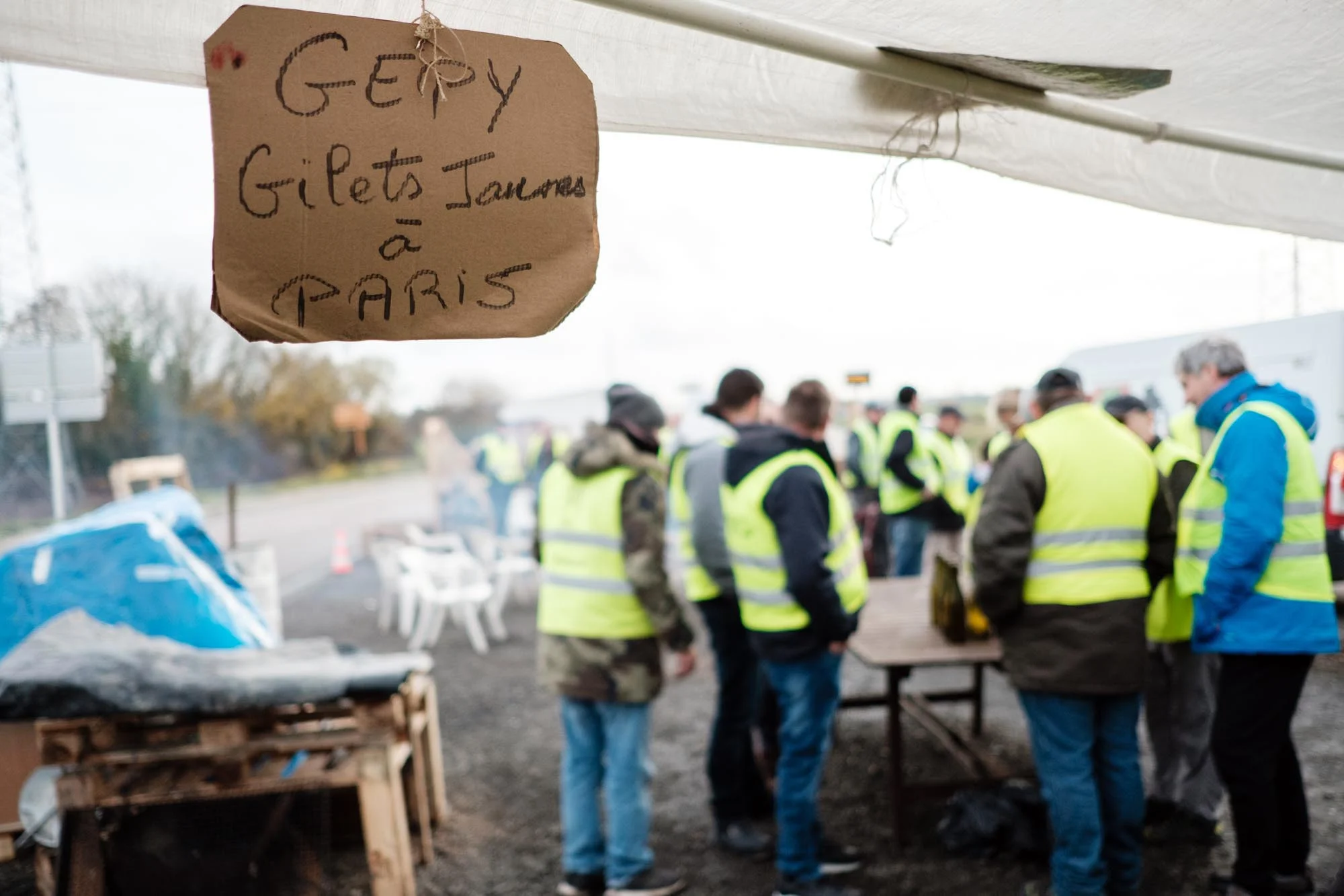  Pancarte de soutien “Gepy gilets jaunes à Paris” en soutien à la marche de Patrick.  Patrick de Perglas (dit Gepy) vient saluer les gilets jaunes de Beaune après son retour de Paris la veille. Beaune. 01 decembre 2018 