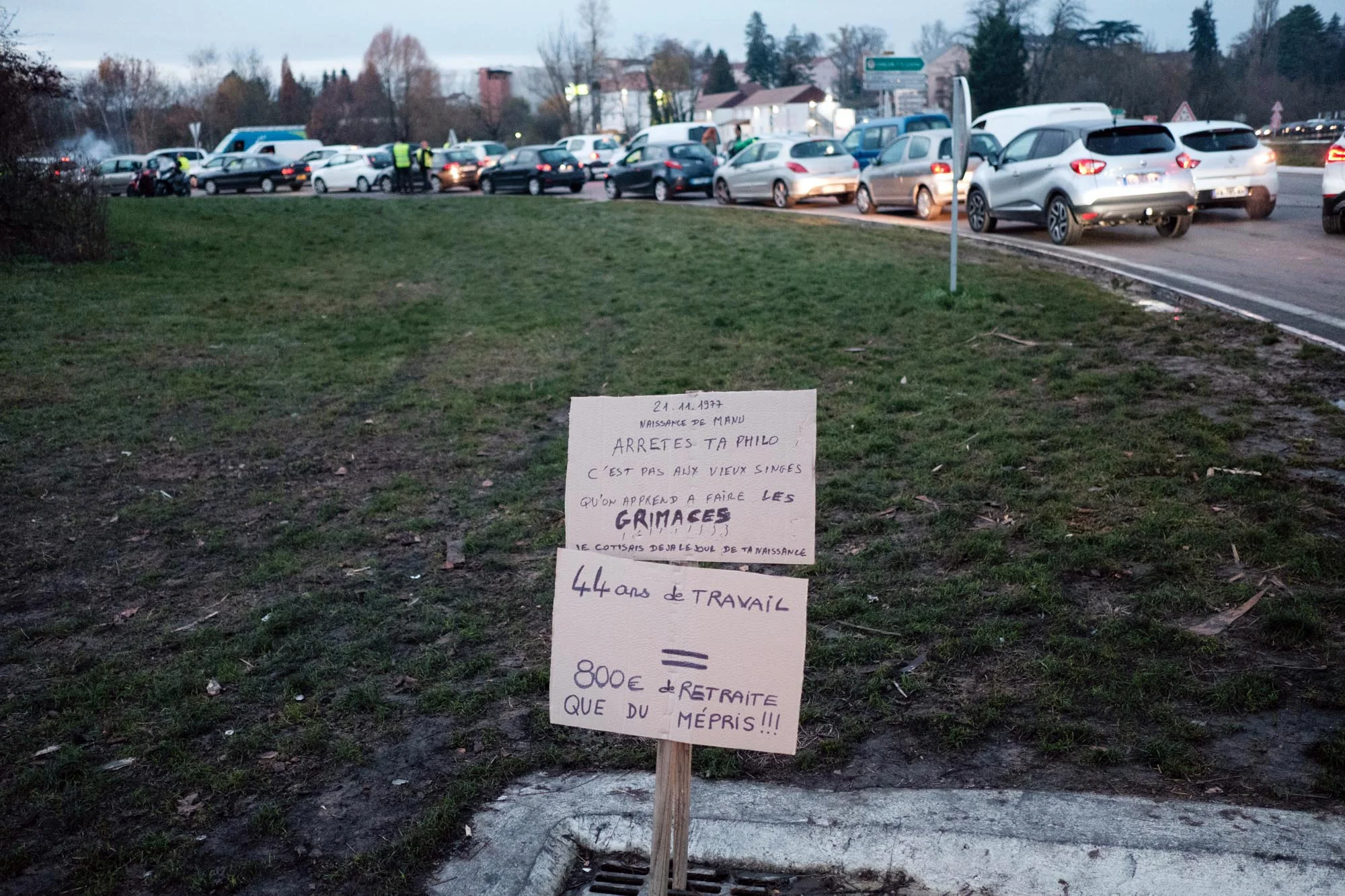  Chalon sur Saone. 01 decembre 2018  Mobilisation des gilets jaunes sur le rond point de Lux (Bourgogne). Pancarte de slogan sur le rond-point. 