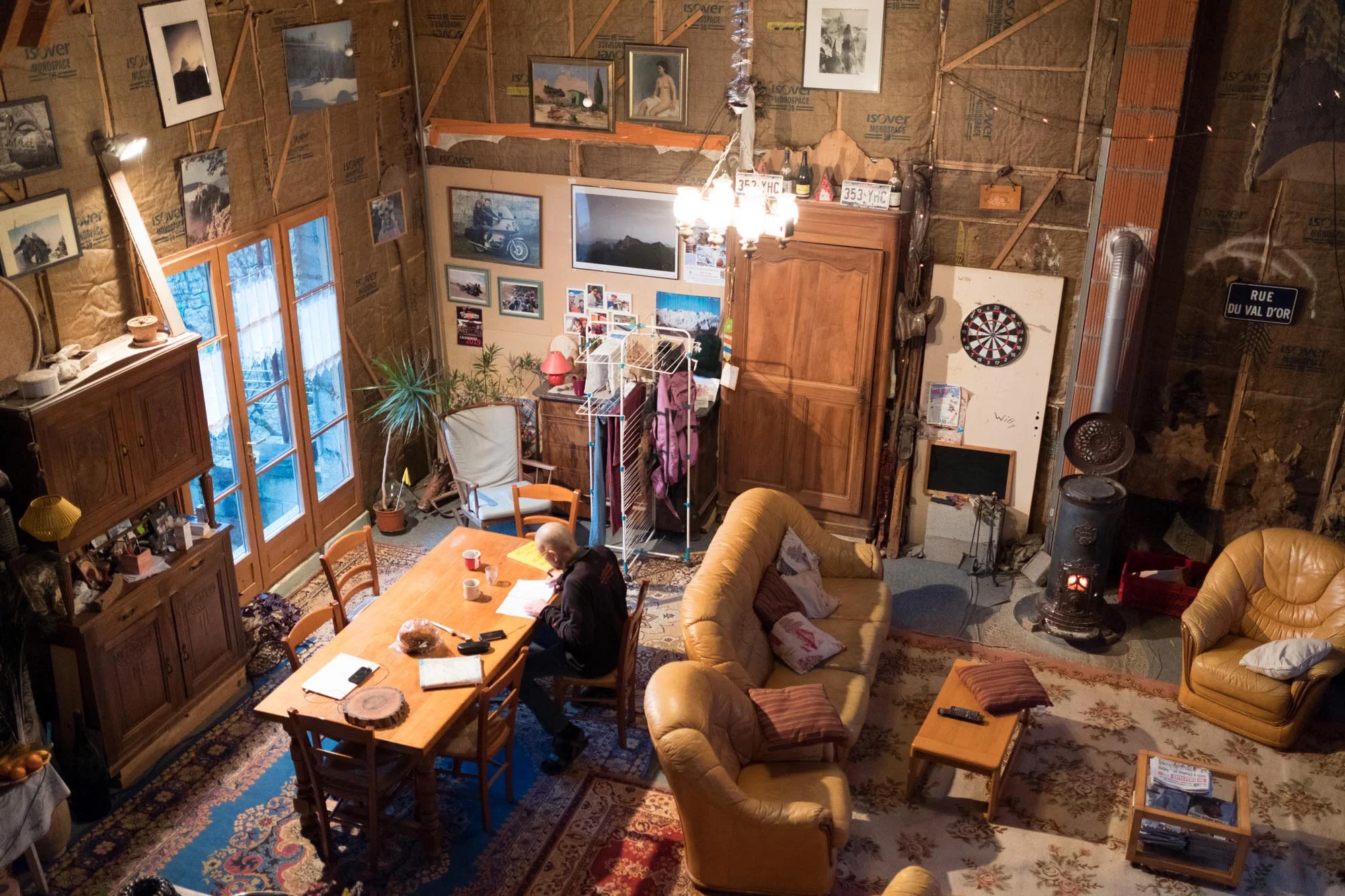  Cheilly-les-Maranges. 03 décembre 2018  Dans sa maison a Cheilly les Maranges, Patrick ecrit son discours au petit matin. Il a decide de remonter a Paris en camion pour rencontrer le président et lui délivrer son message en personne.  . 