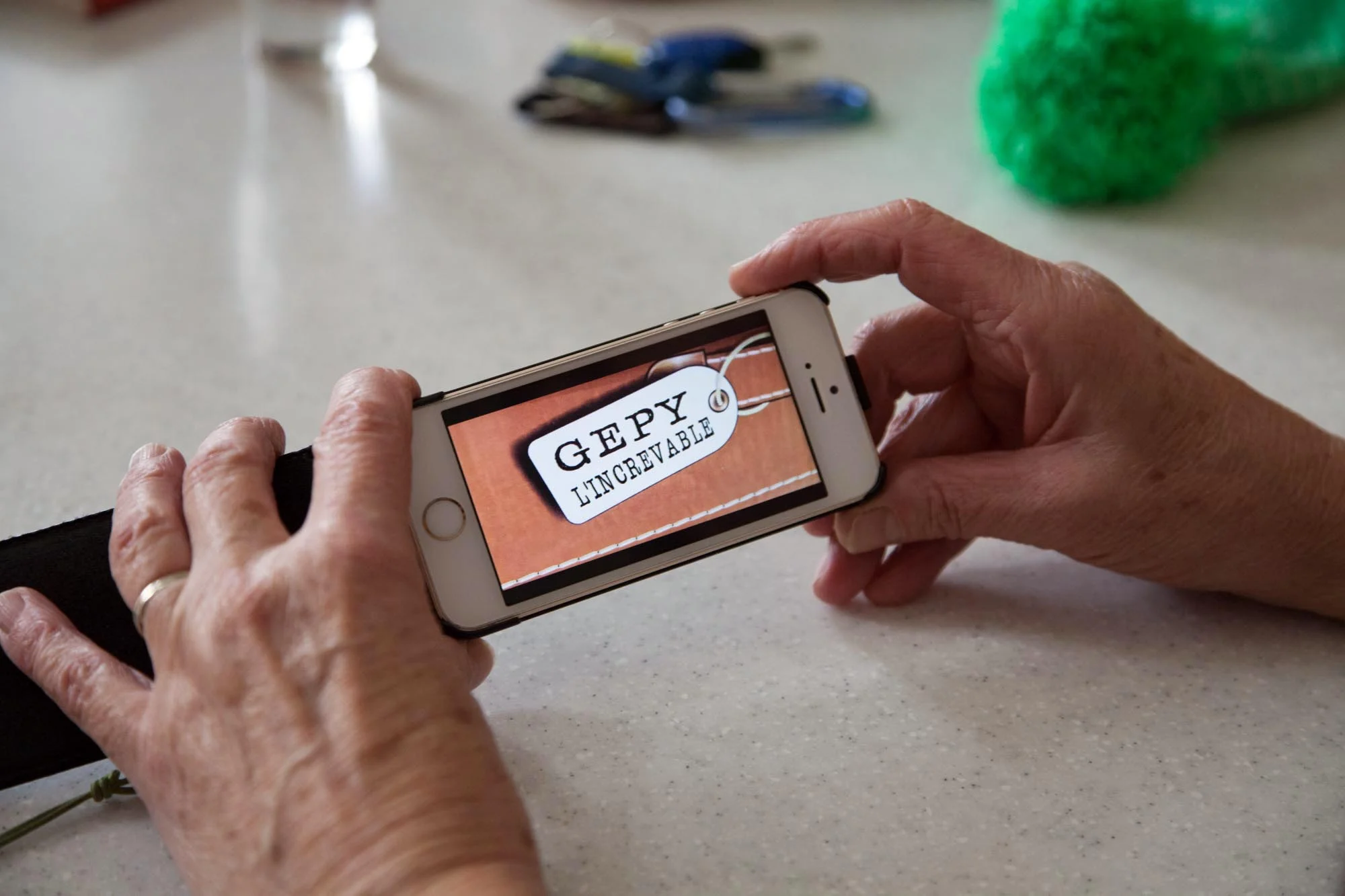  Chagny. 03 Decembre 2018. Chez des amis, Patrick montre une photo qu'une des personnes rencontrées sur la route a envoye a Gepy la semaine precedente 