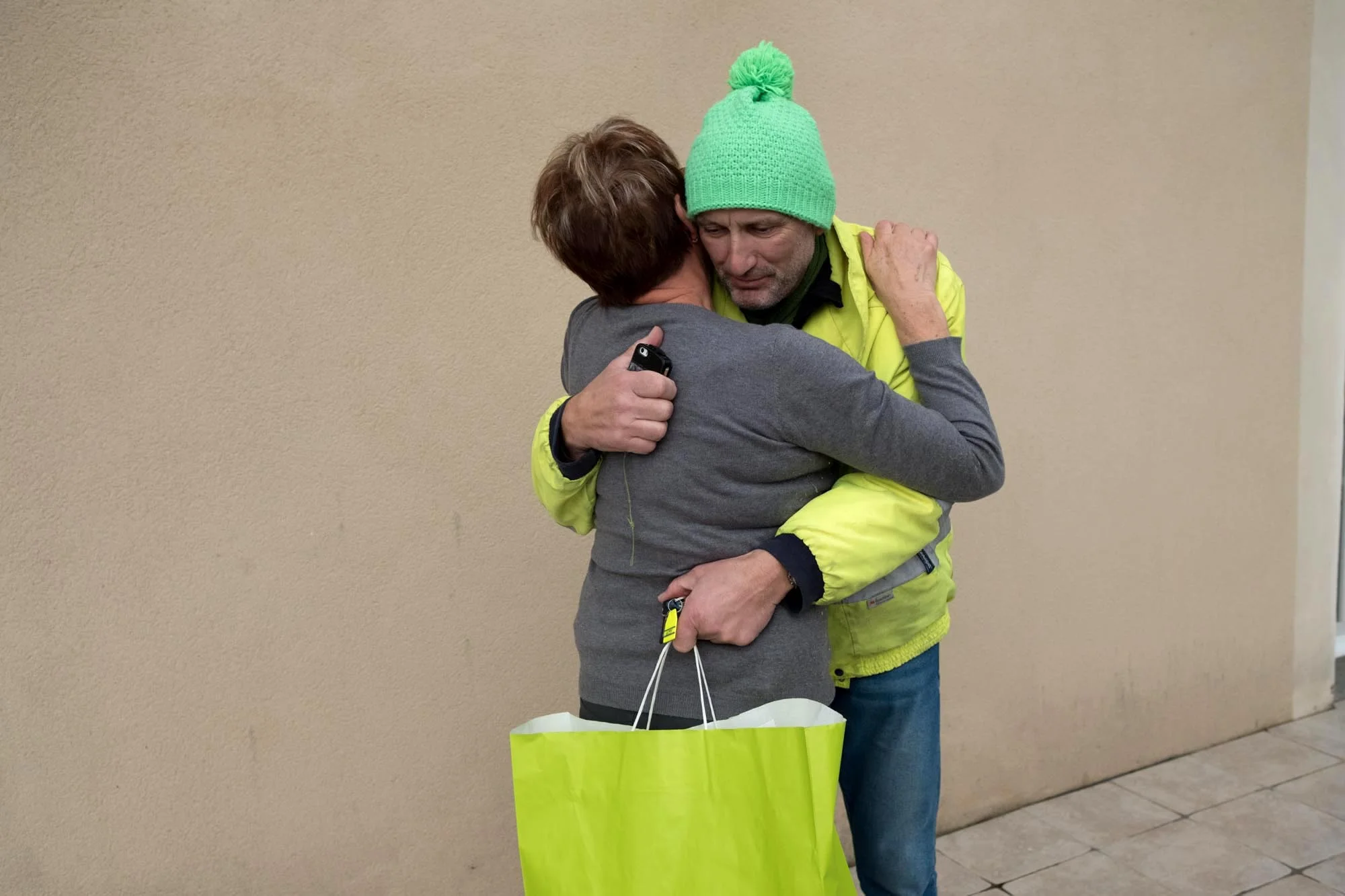  Chagny. 03 Decembre 2018. Gepy dit au revoir a une amie avant de partir prendre la route pour paris en camion pour rencontrer le président. 