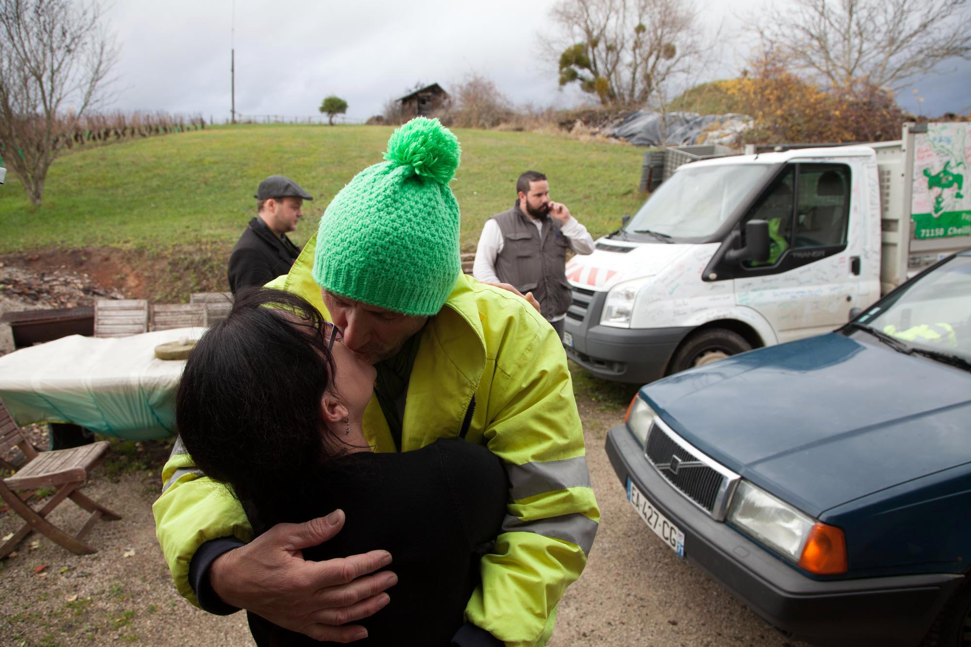  Cheilly-les-Maranges. 03 décembre 2018  Patrick embrasse sa femme avant de prendre la route pour Paris. Il a pris la decision de tout tenter pour rencontrer le Président et lui transmettre son message. Il souhaite que le Président puisse être à l’éc