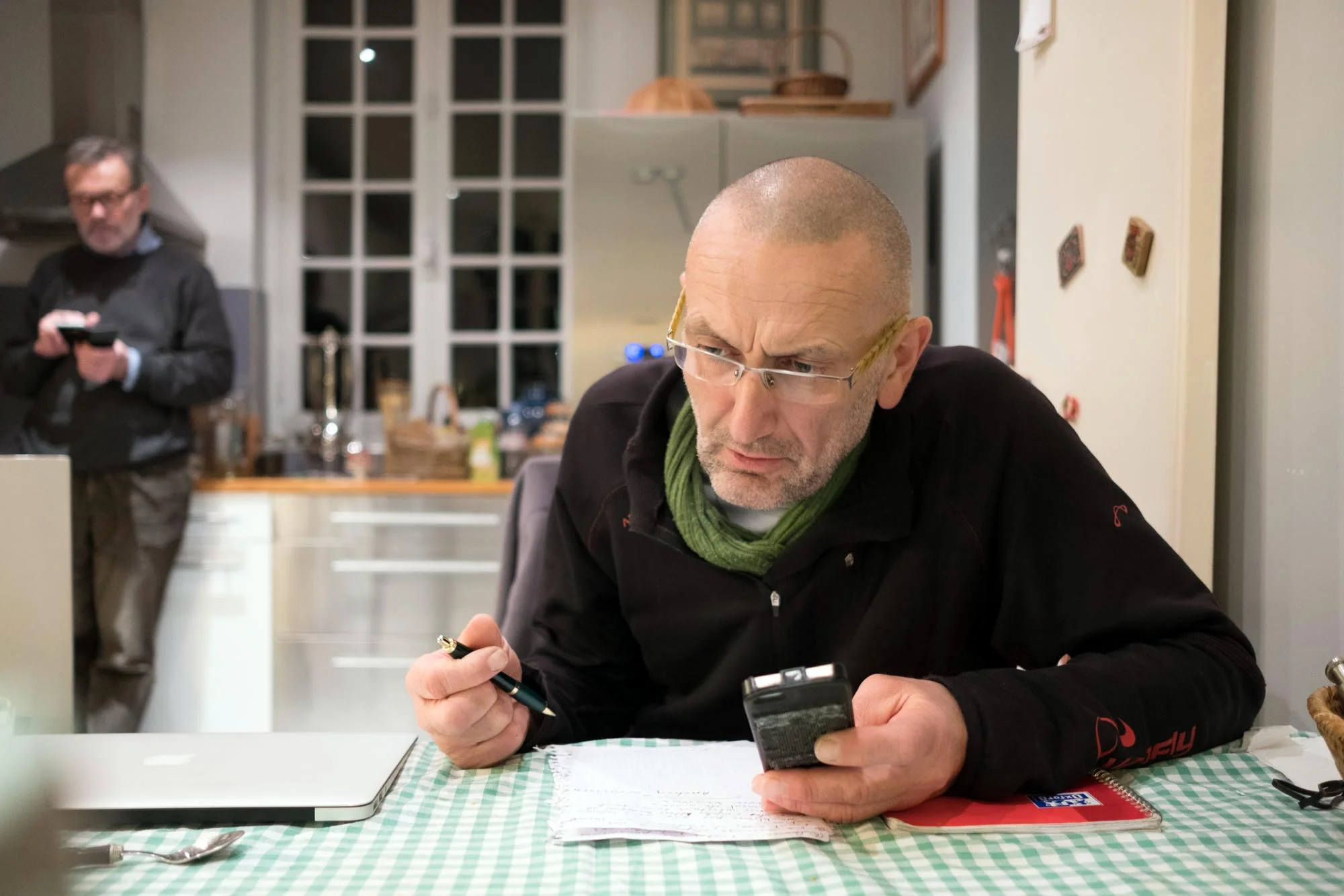  Nogent sur Marne. Le 03 decembre 2018. Patrick regarde son telephone après avoir reçu un sms de l’elysée l’invitant à venir au palais présidentiel.  Il finalise le message qu’il souhaite faire parvenir a Emmanuel Macron appele à etre à l’ecoute des 