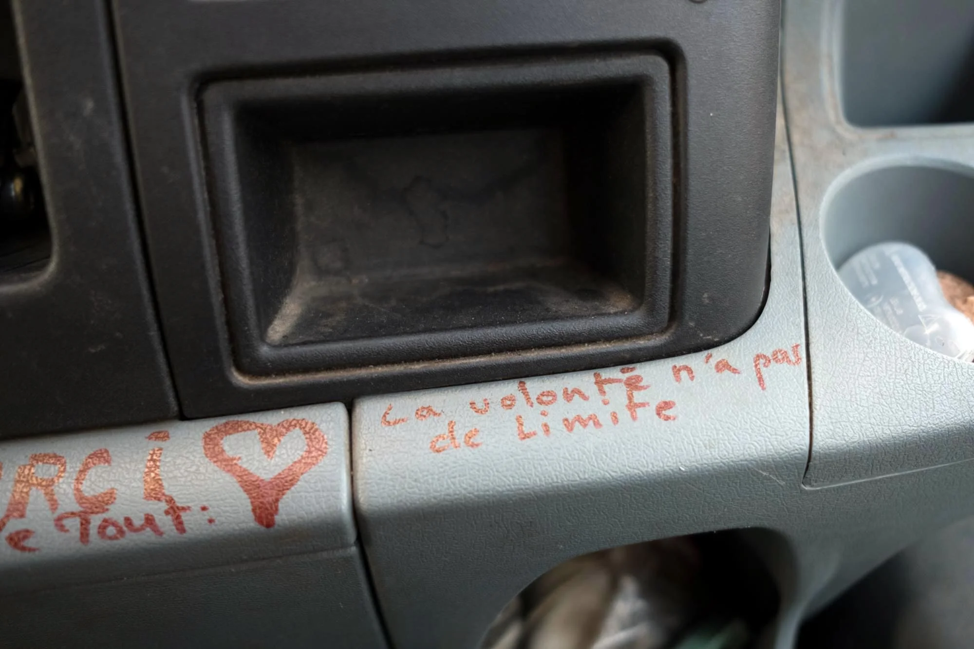 Paris, le 04 decembre 2018. Inscription La volonte n 'a pas de limite dans le camion de Patrick. 