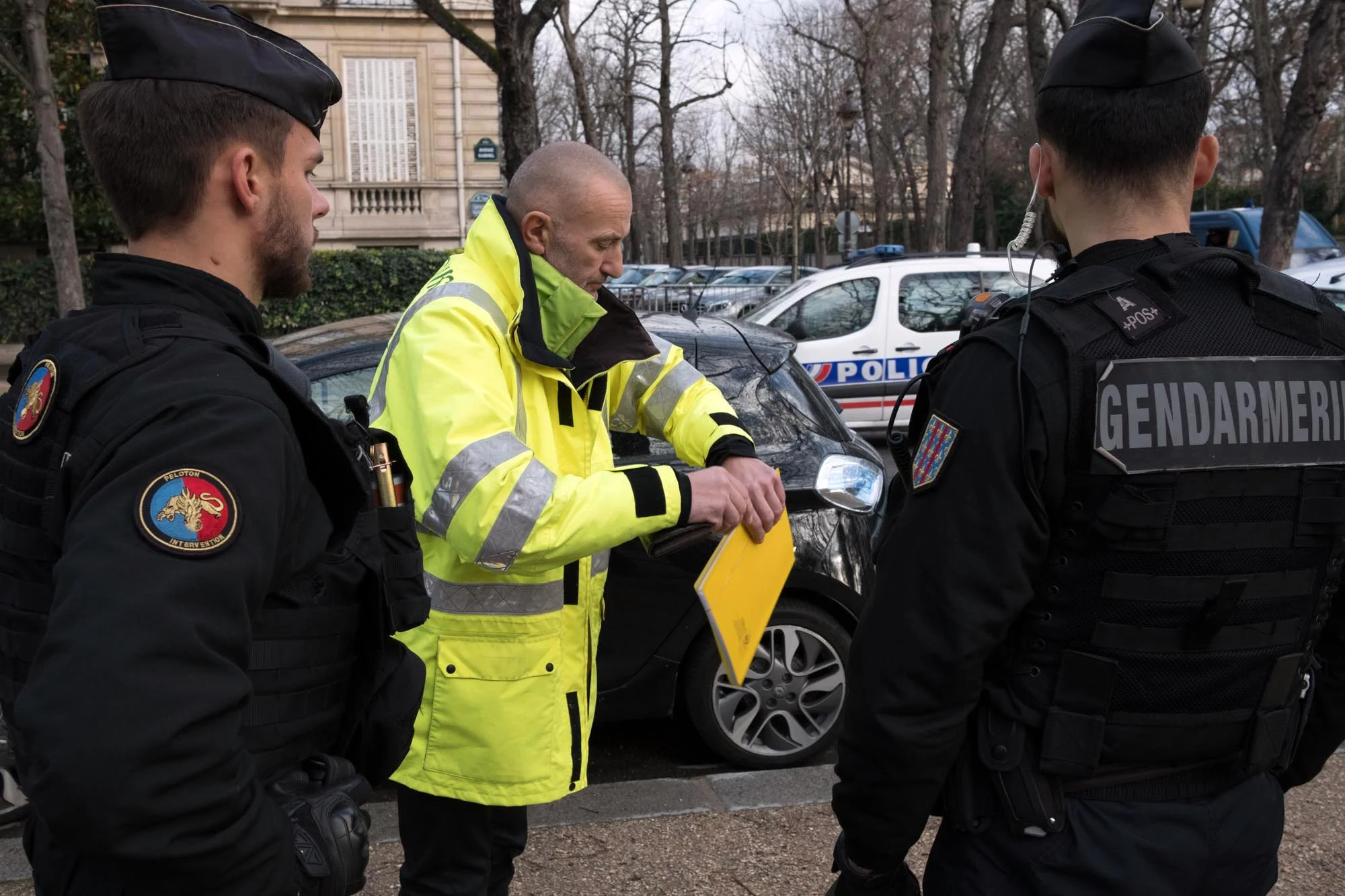  Paris, devant le palais presidentiel, pres du Theatre Marigny. 04 decembre 2018. Patrick de Perglas attend le policier qui l'amenera voir Emmanuel Macron au palais de l'Elysee. En attendant la plice chargee de la protection de l'Elysee reste a ses c