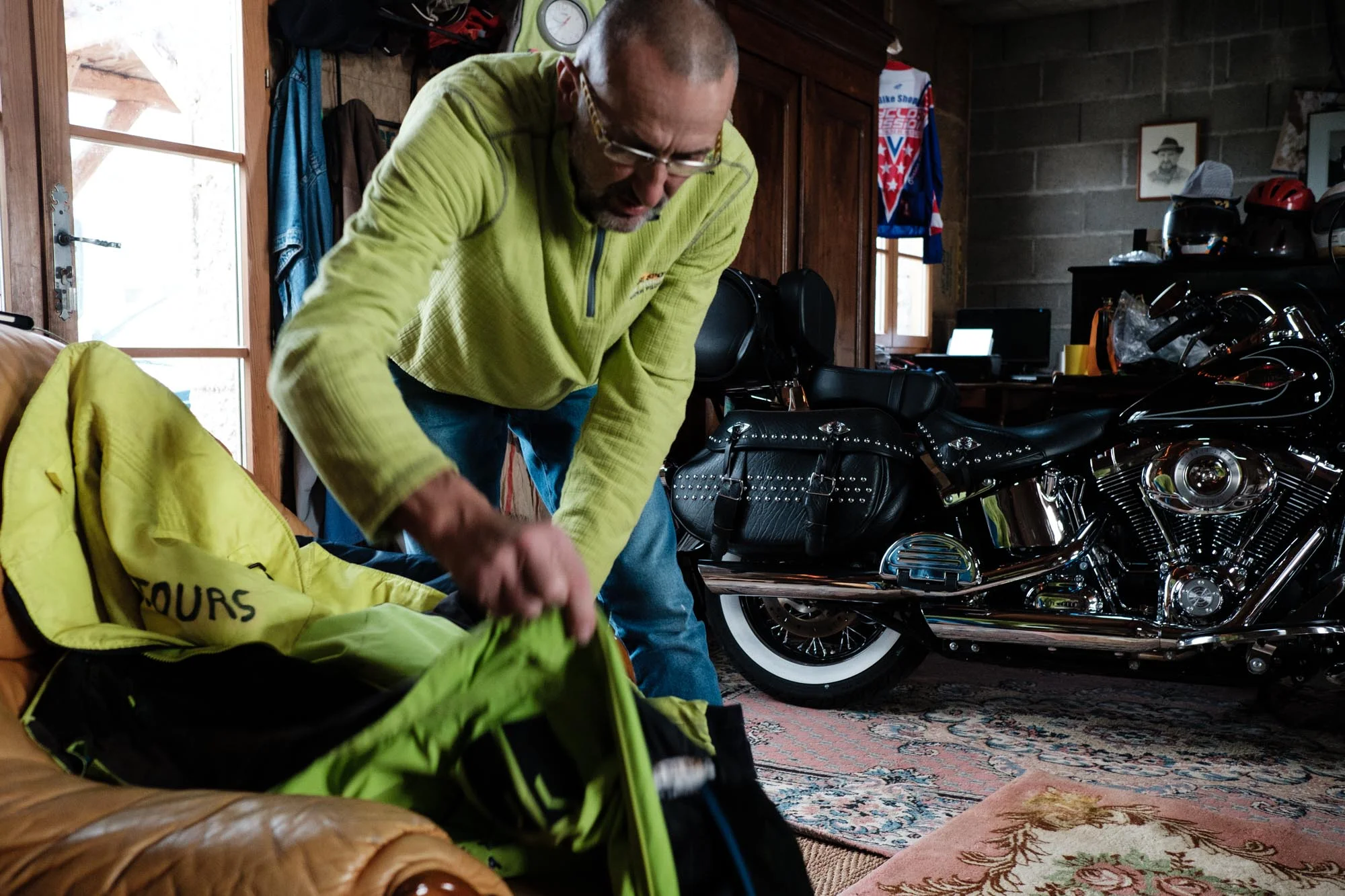  Cheilly-les-Maranges. 01 décembre 2018  Patrick de Perglas (dit Gepy) chez lui prend sa veste pour se rendre a Beaune pour aller voir les gilets jaunes mobilises sur les ronds points de la ville. 