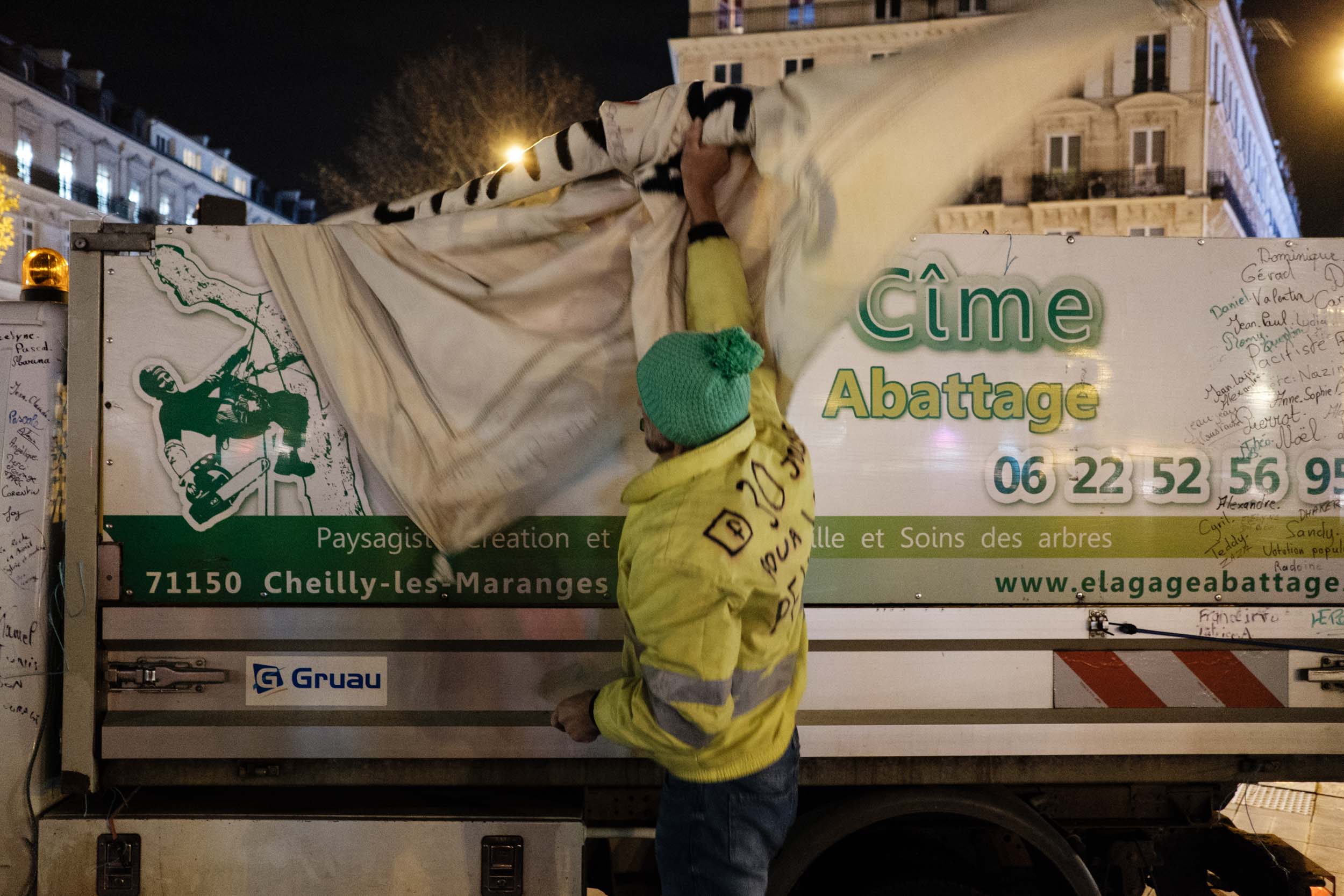  Patrick sur la place de la République, après avoir rencontré le premier ministre Edouard Philippe à Matignon. Il decide d'enlever symboliquement la bâche où sont inscrit ses revendications pour la grève de la faim. Sa mission est terminée apres avoi