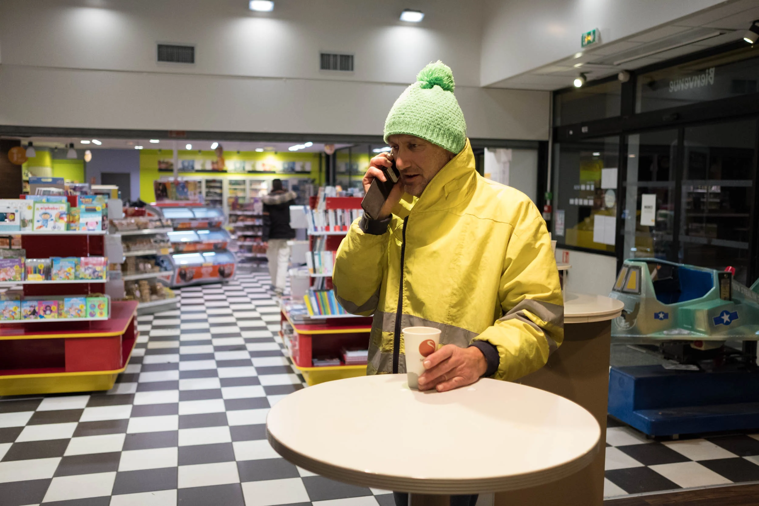  Autoroute A6 vers Paris. 03 Décembre 2018. Patrick s'arrete dans une station service sur l'autoroute à 80 km de Paris. Il appelle son ami chez qui il logera a Nogent sur Marne. 