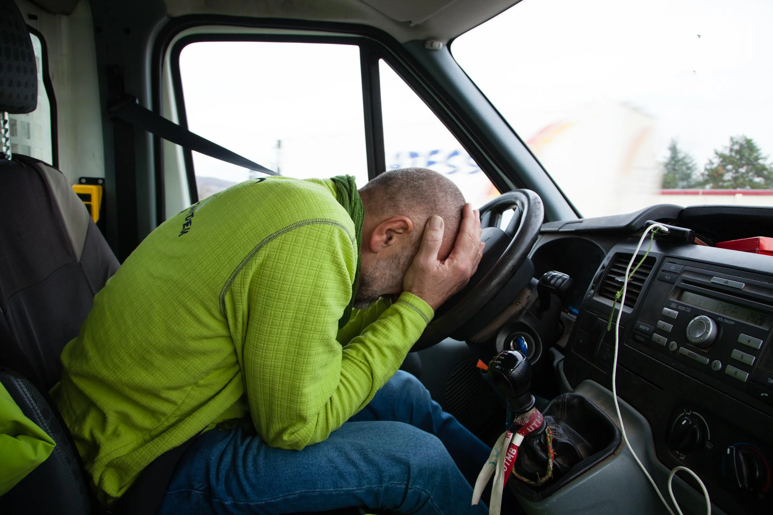  Chagny. 01 décembre 2018.  Apres avoir decide de partir sur le rond point de l'hotel des impots a Chalon sur Saone, ou son periple a commence, Patrick s’effondre au volant de son camion. Il vient de recevoir un appel  téléphonique de Anne de Bayser,